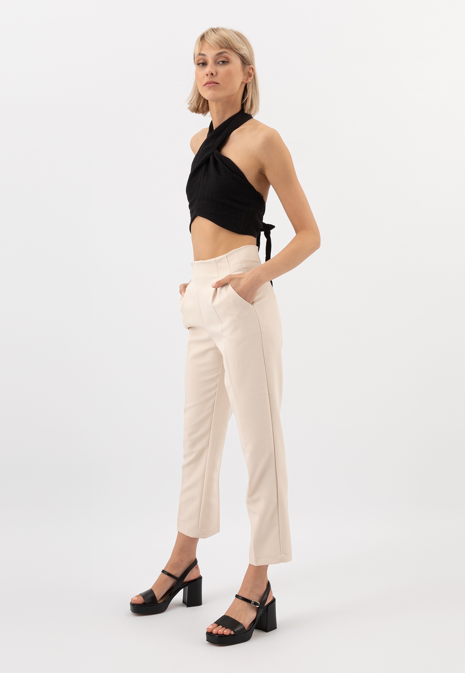 Beżowe sandały damskie z odkrytą piętą na szerokim słupku