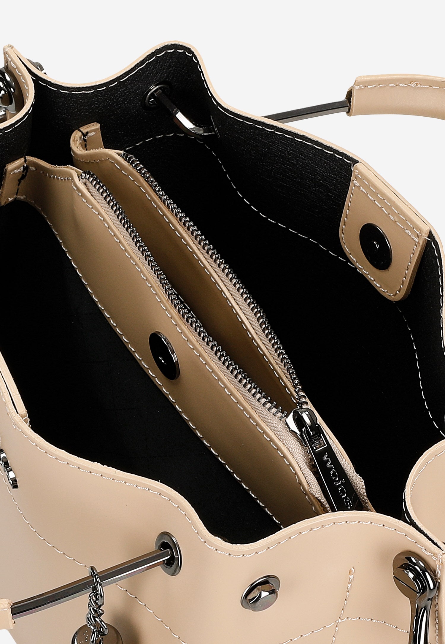 Czarna skórzana torebka damska typu kuferek