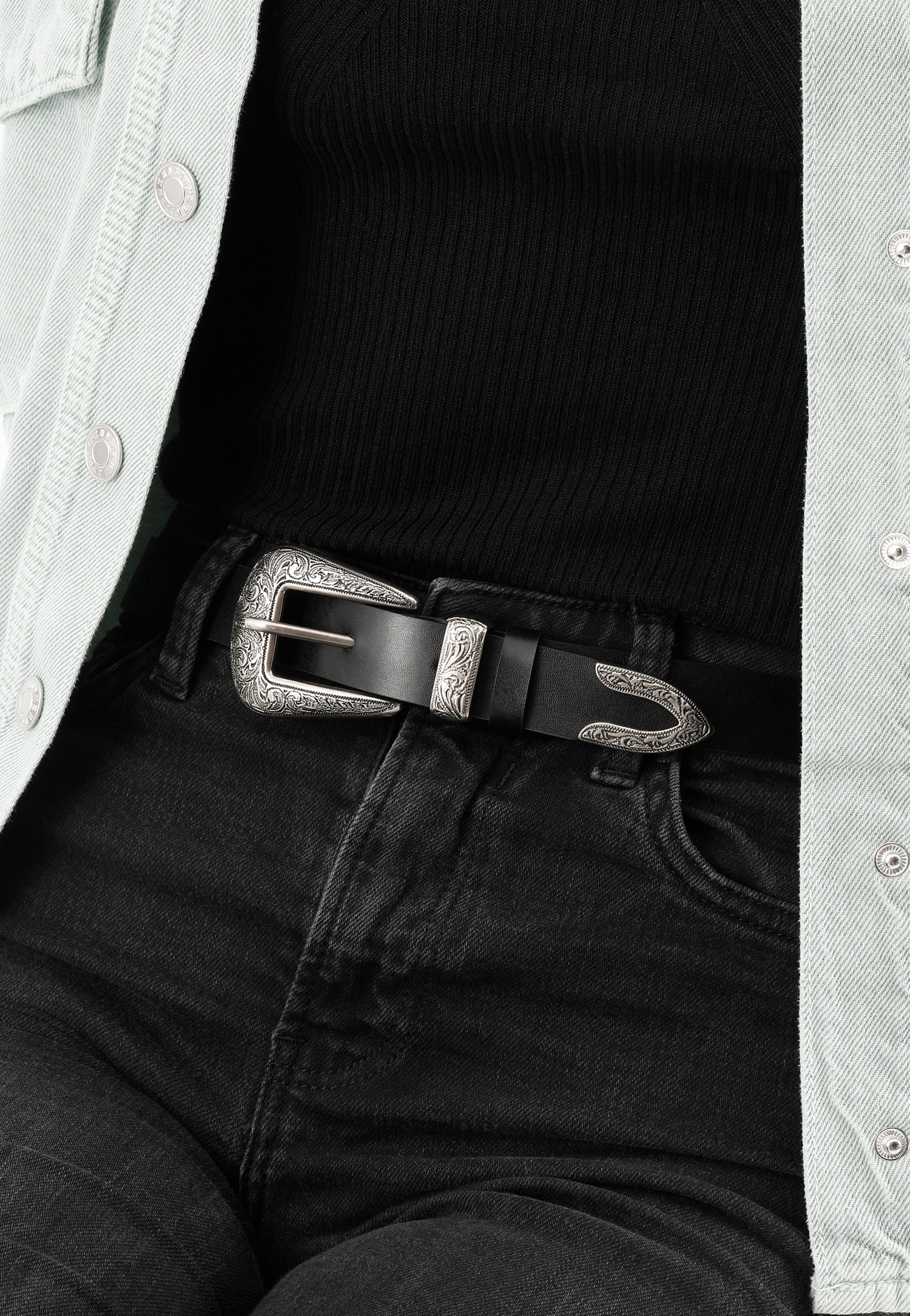 Brązowy pasek z ozdobnym tłoczeniem na klamrze