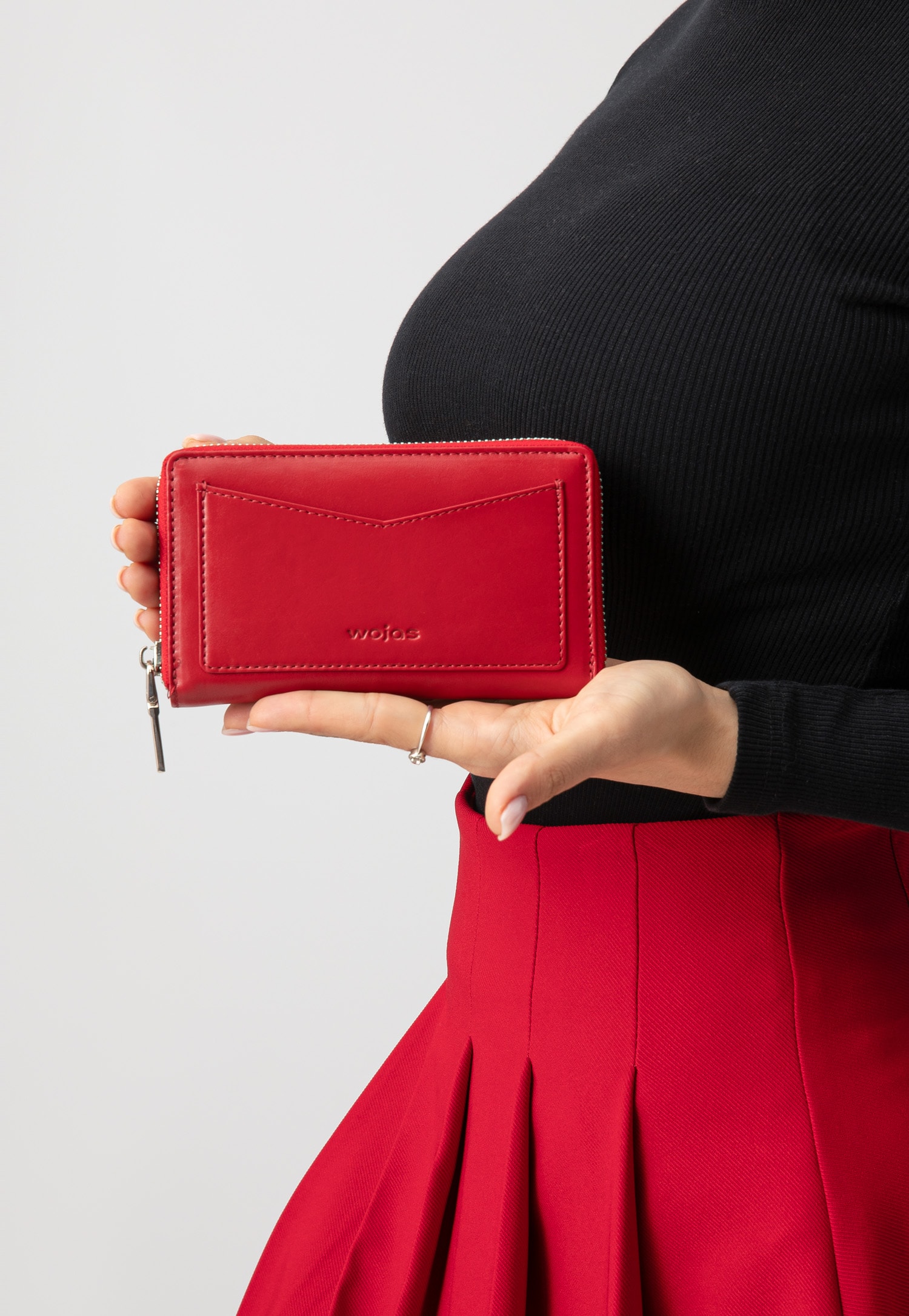 Skórzany czerwony portfel damski zapinany na zamek