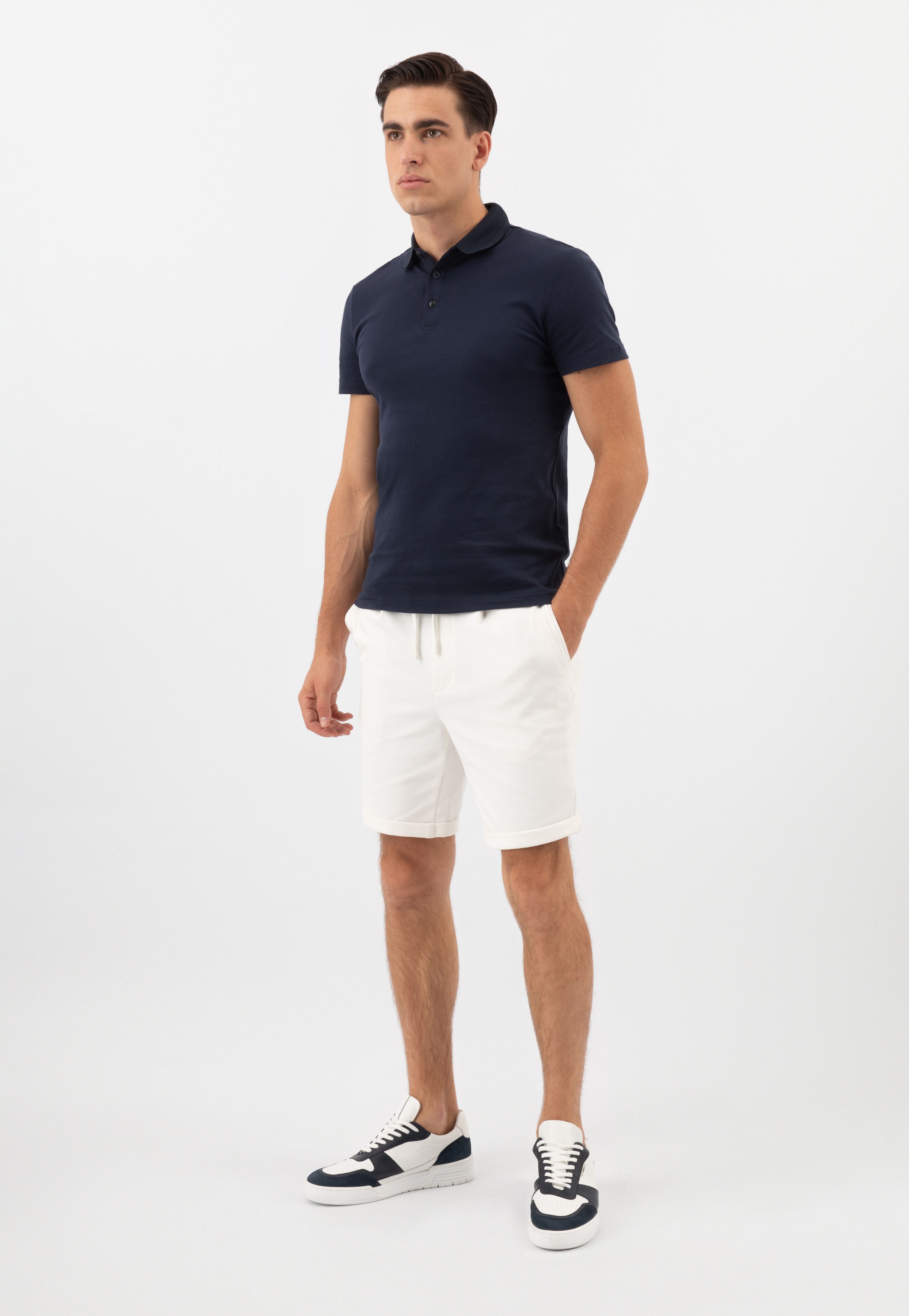 Białe trampki męskie z granatowymi wstawkami