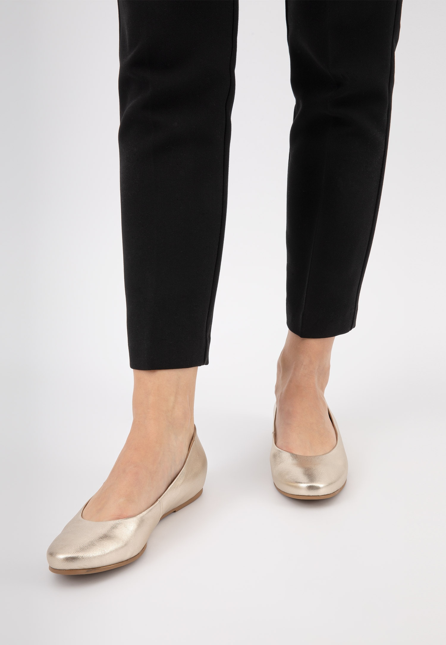 Czarne lakierowane baleriny damskie