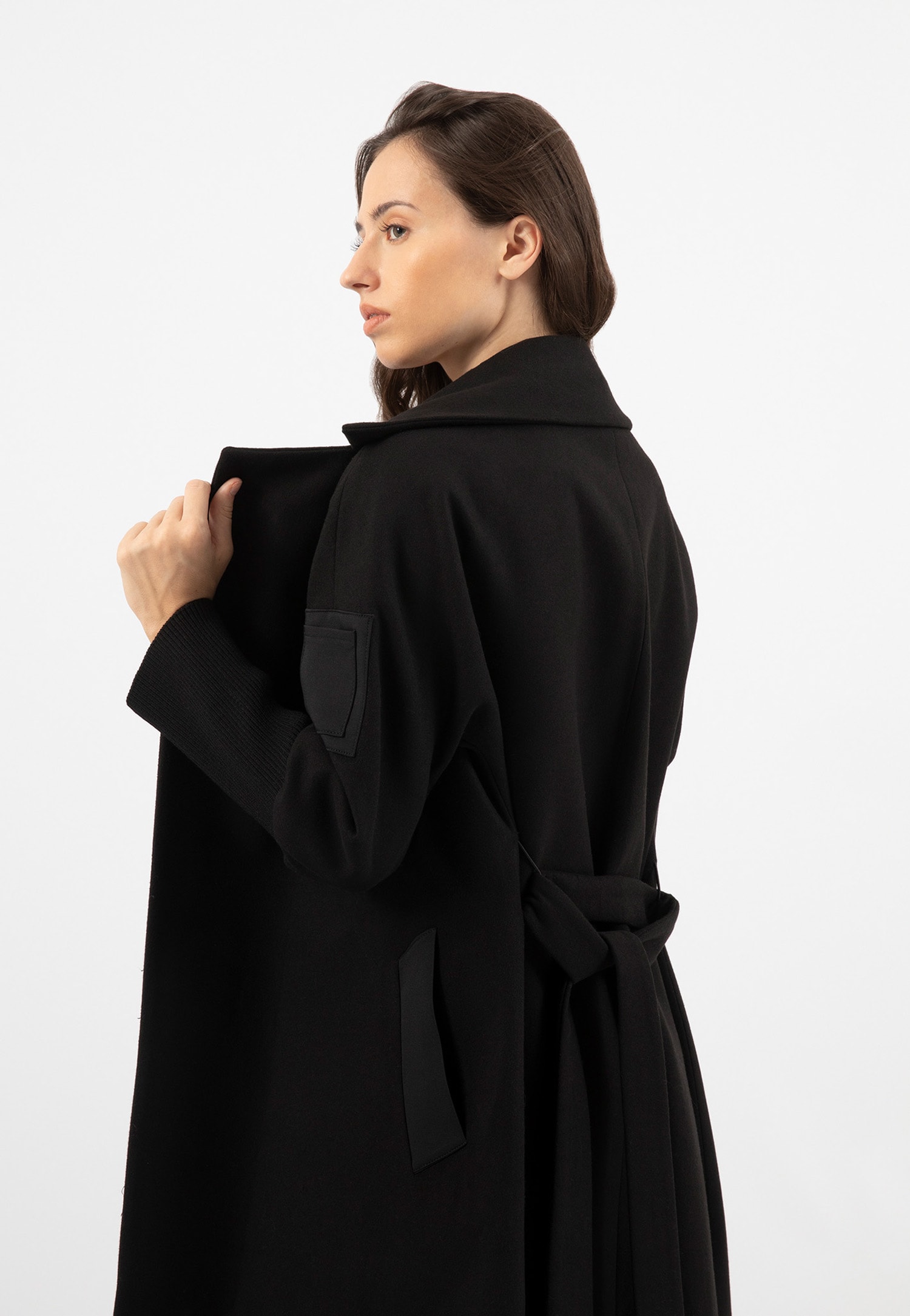 RELAKS czarny płaszcz damski z oryginalnymi rękawami