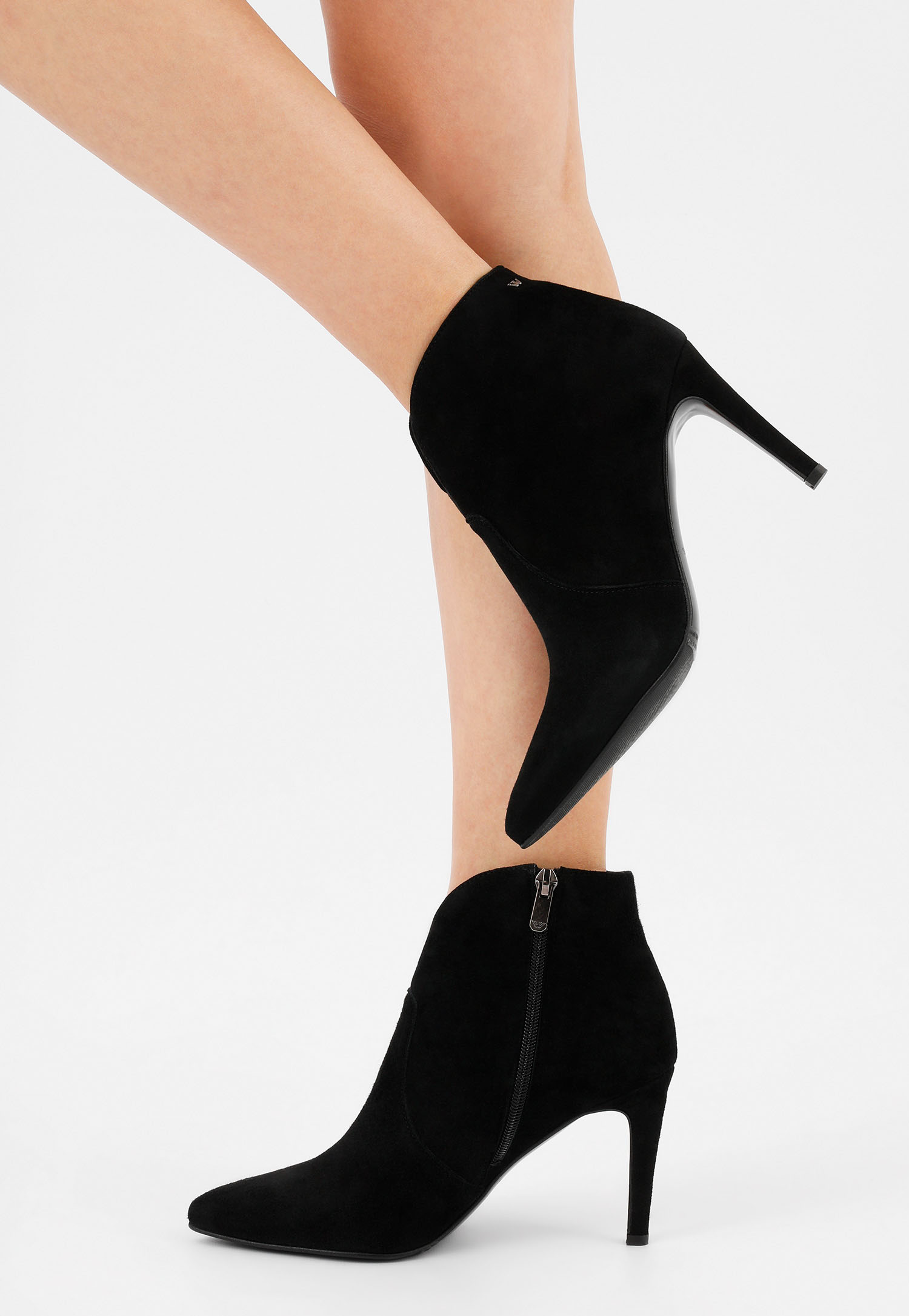 Czarne welurowe botki damskie na szpilce idealne na jesień