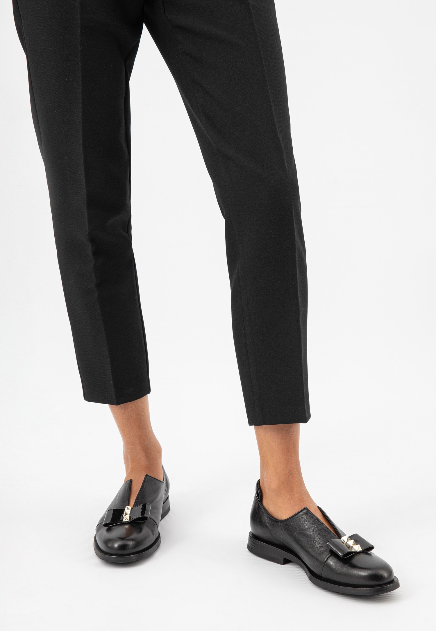 Czarne wsuwane półbuty damskie z oryginalną ozdobą