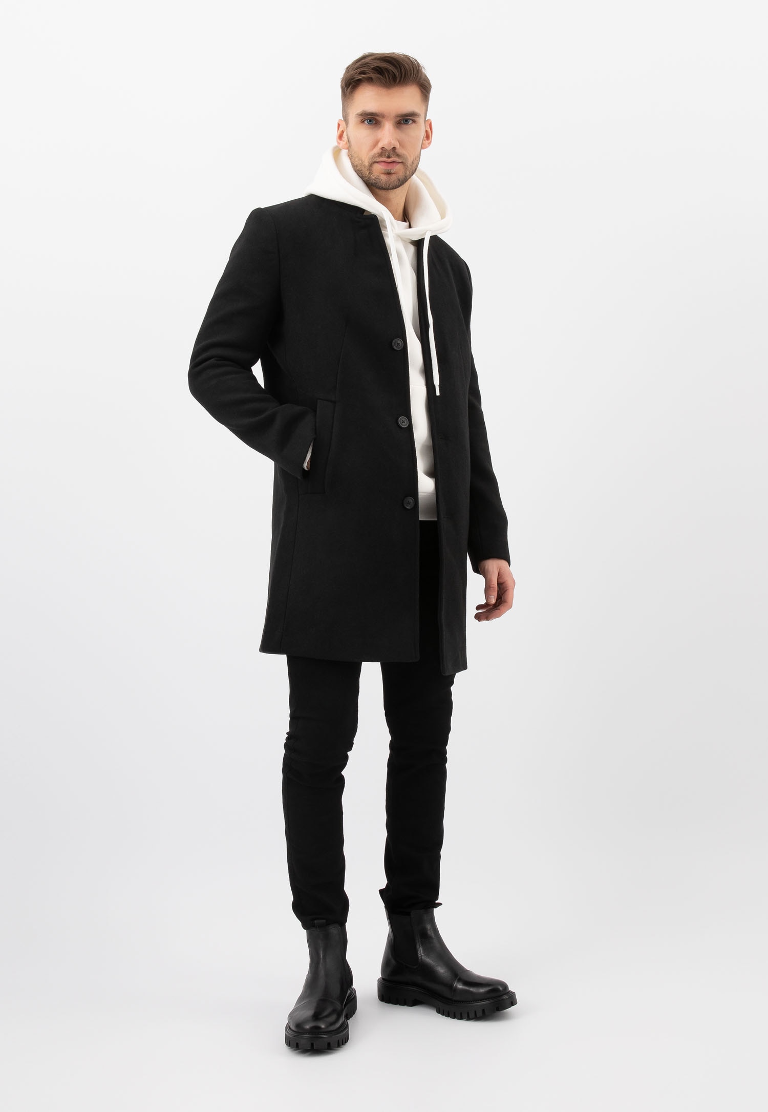 Czarne skórzane sztyblety męskie z podeszwą na bieżniku