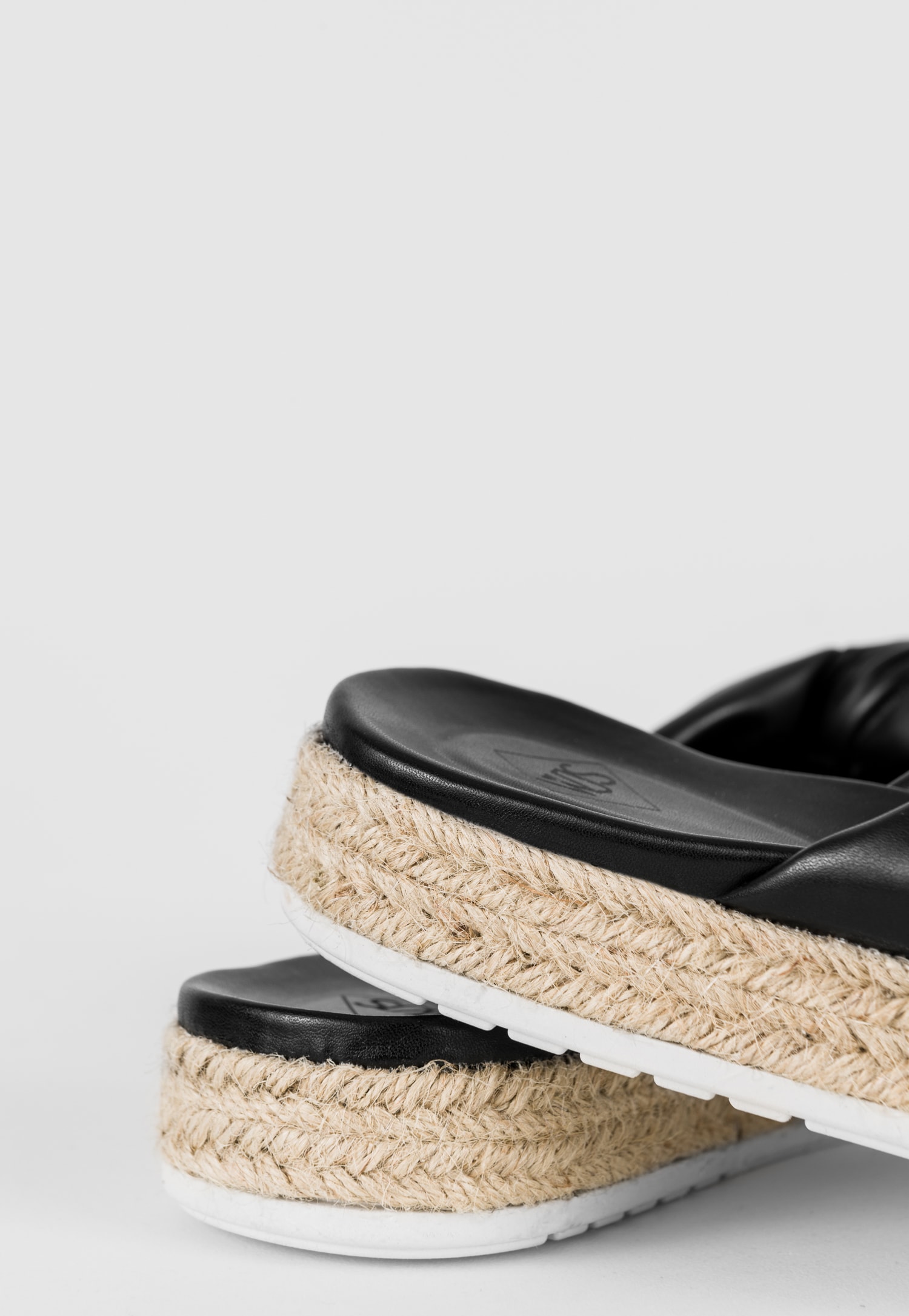 WJS czarne klapki z ozdobnym jutowym sznurkiem