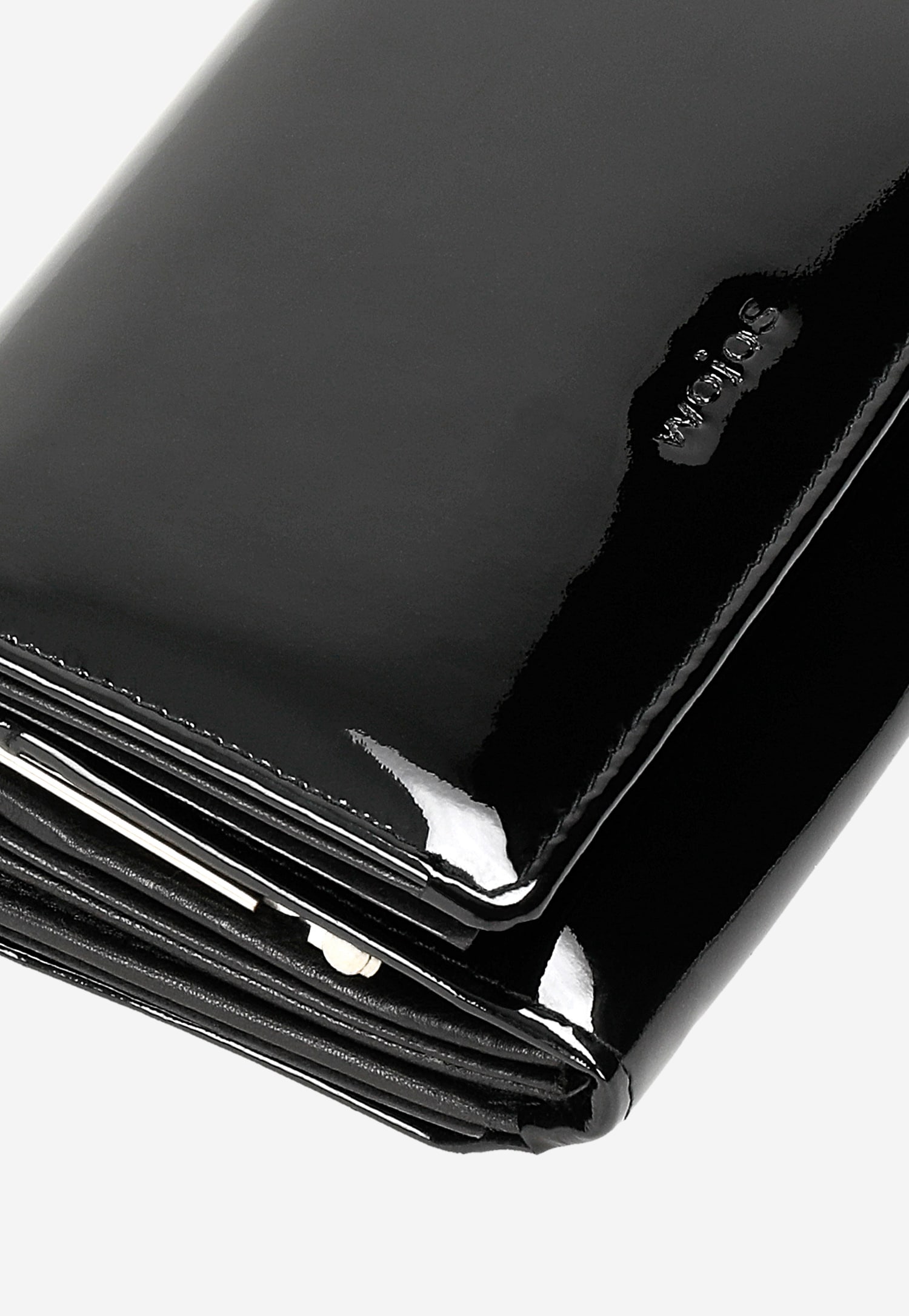Czarny lakierowany portfel damski w średnim rozmiarze