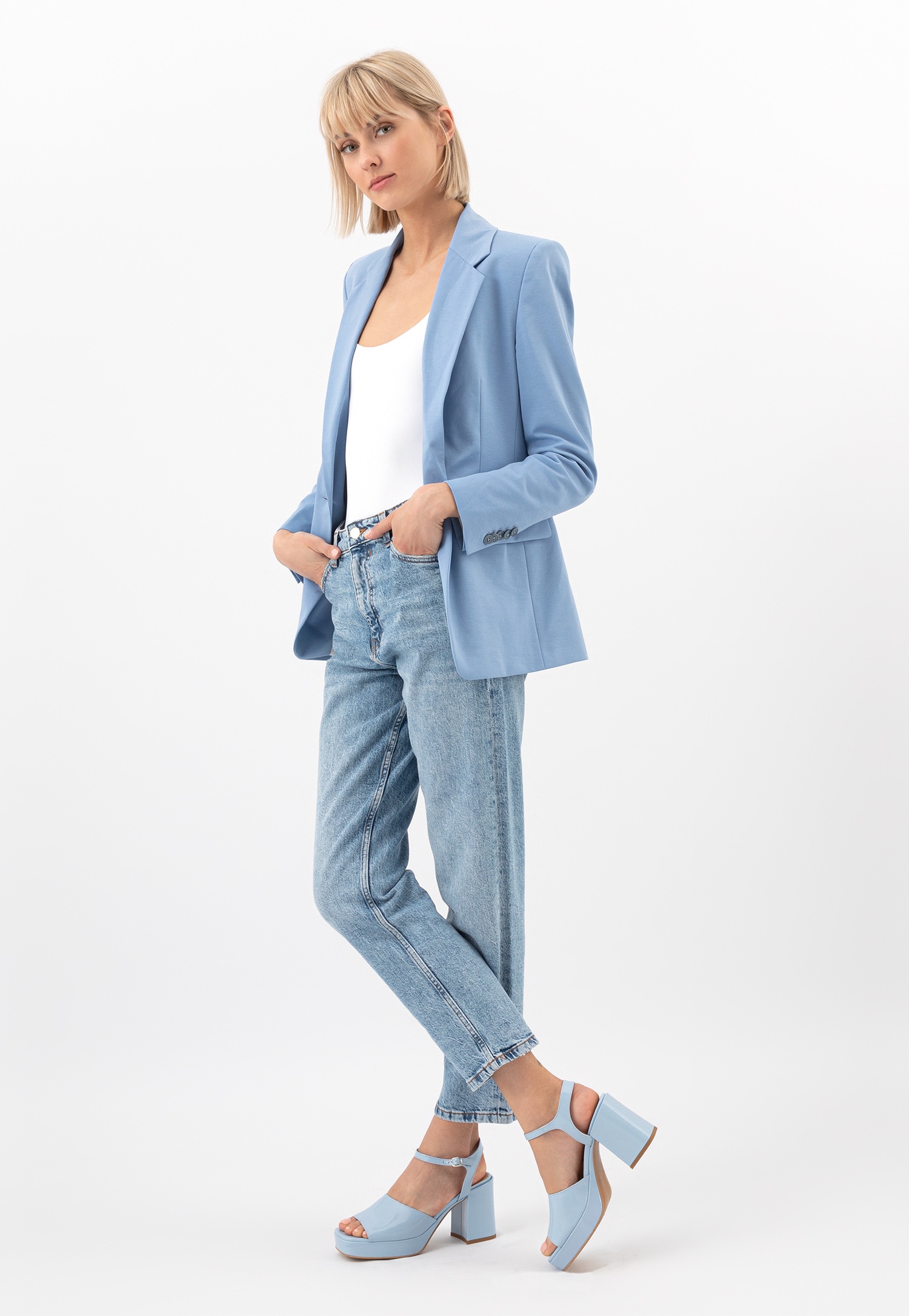 Białe sandały damskie na masywnym obcasie