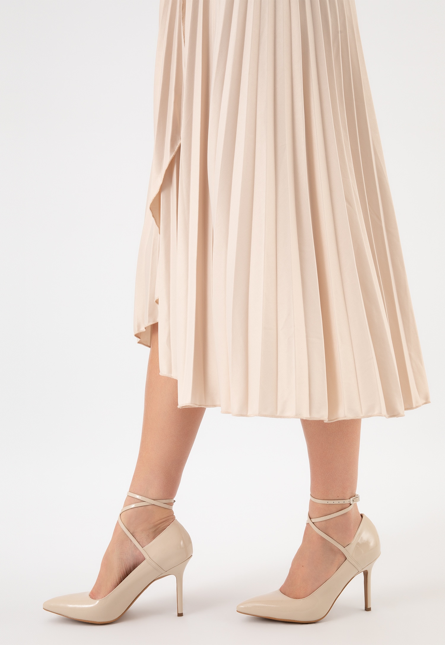 Beżowe czółenka damskie z długim paskiem oplatającym kostkę