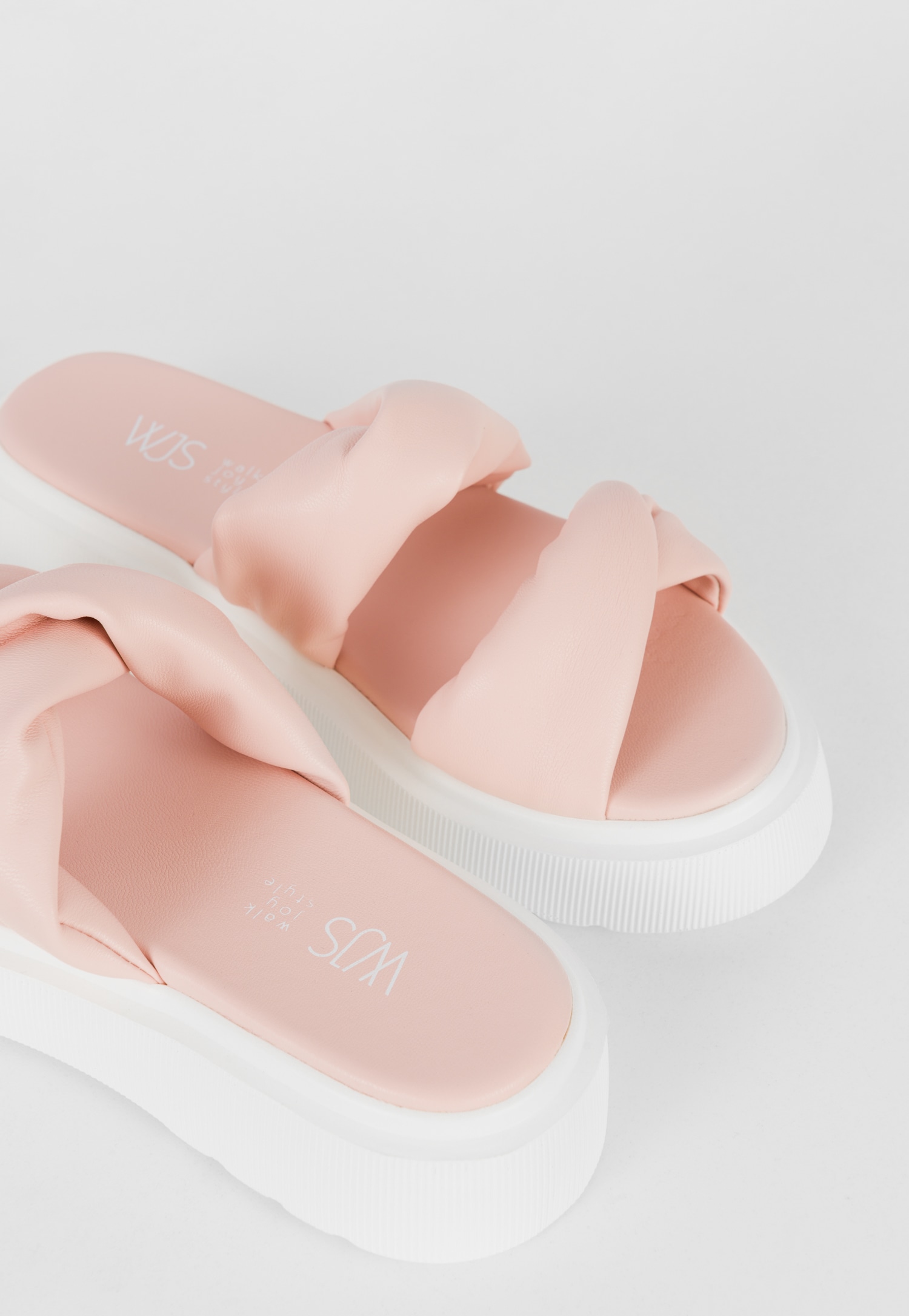 WJS jasnoróżowe klapki damskie na białej podeszwie