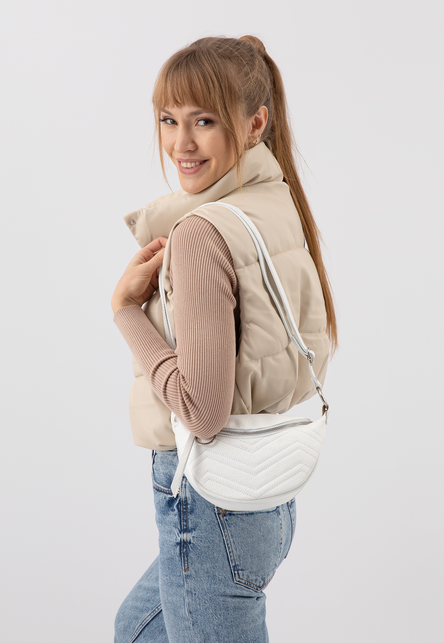 Beżowa pikowana saszetka damska ze skóry licowej