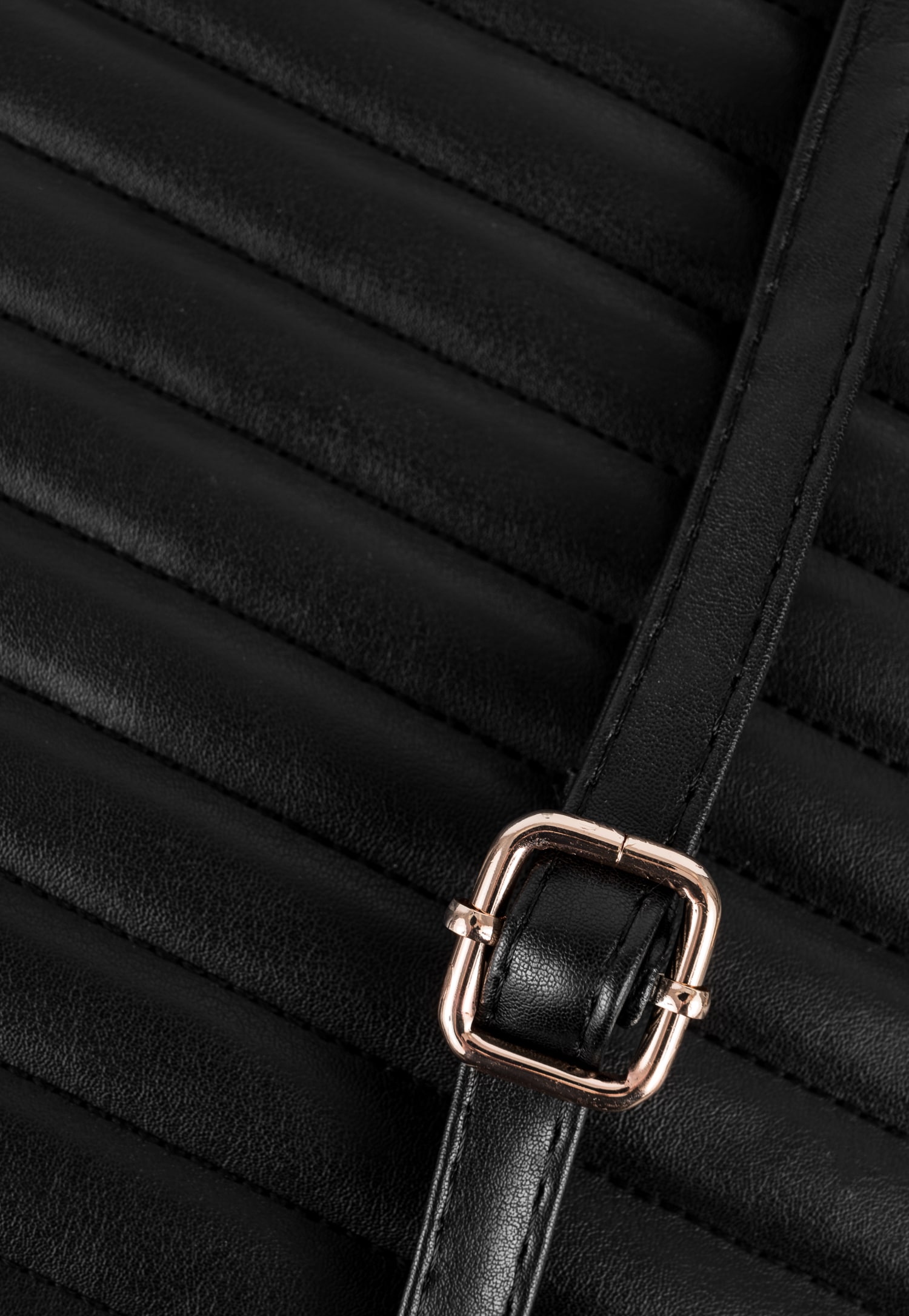 WJS czarne etui pikowane w jodełkę