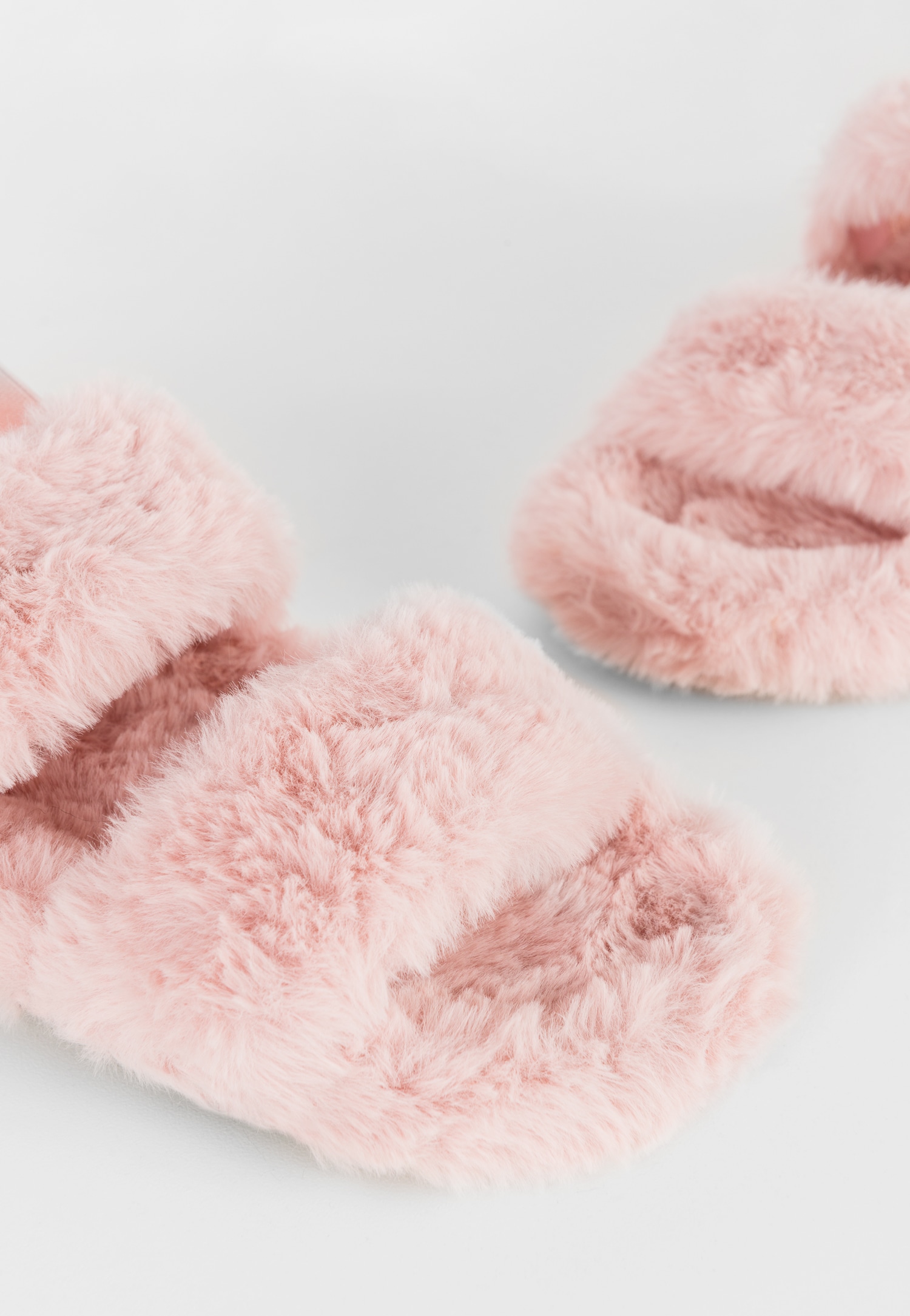 WJS różowe puchate kapcie z gumką na piętę