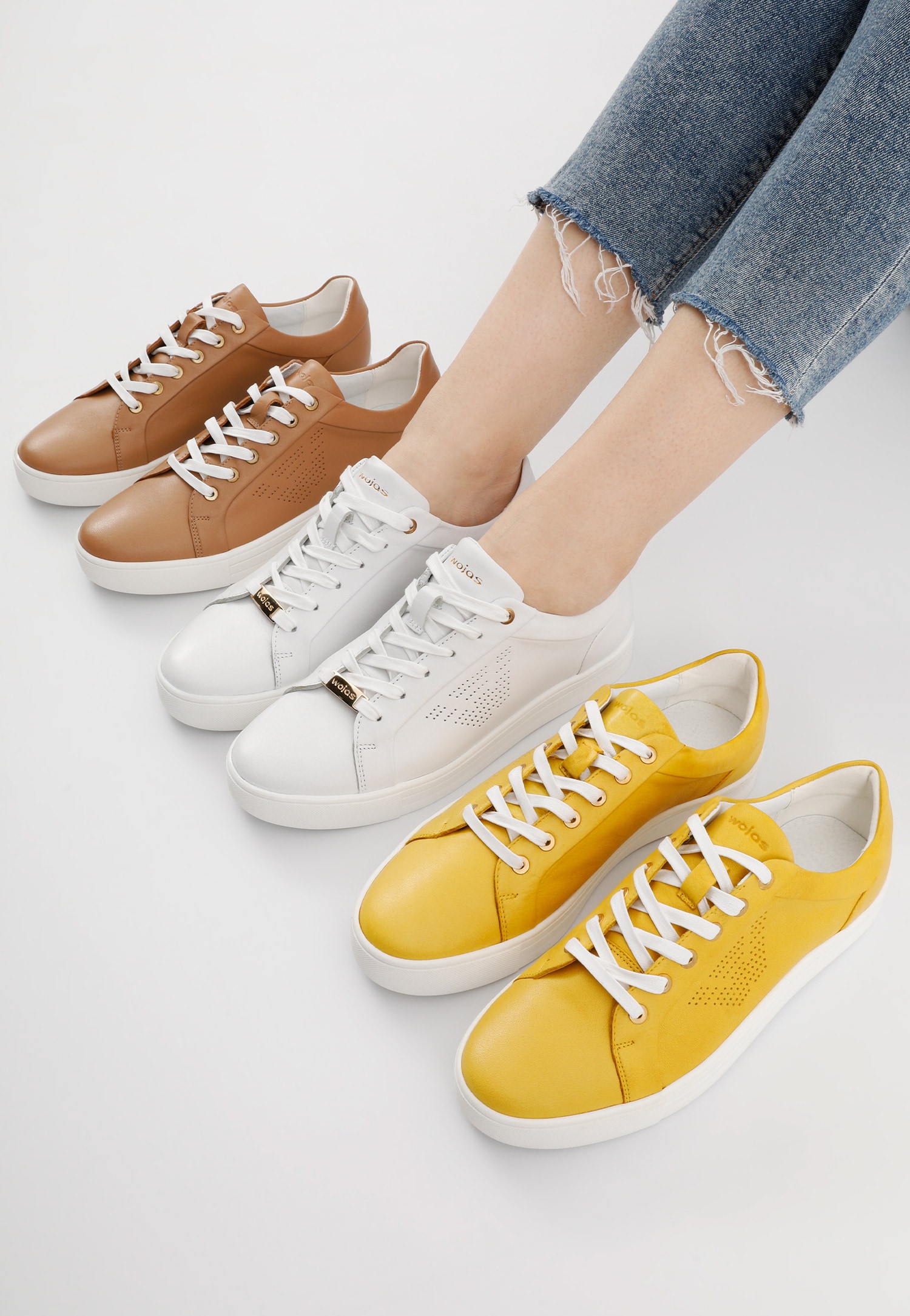 Białe półbuty damskie z dziurkowanym logo