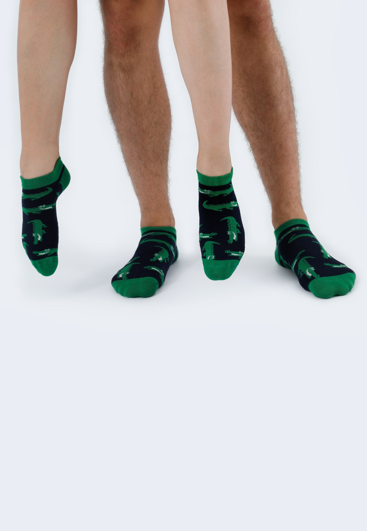 Granatowo-zielone stopki w krokodyle