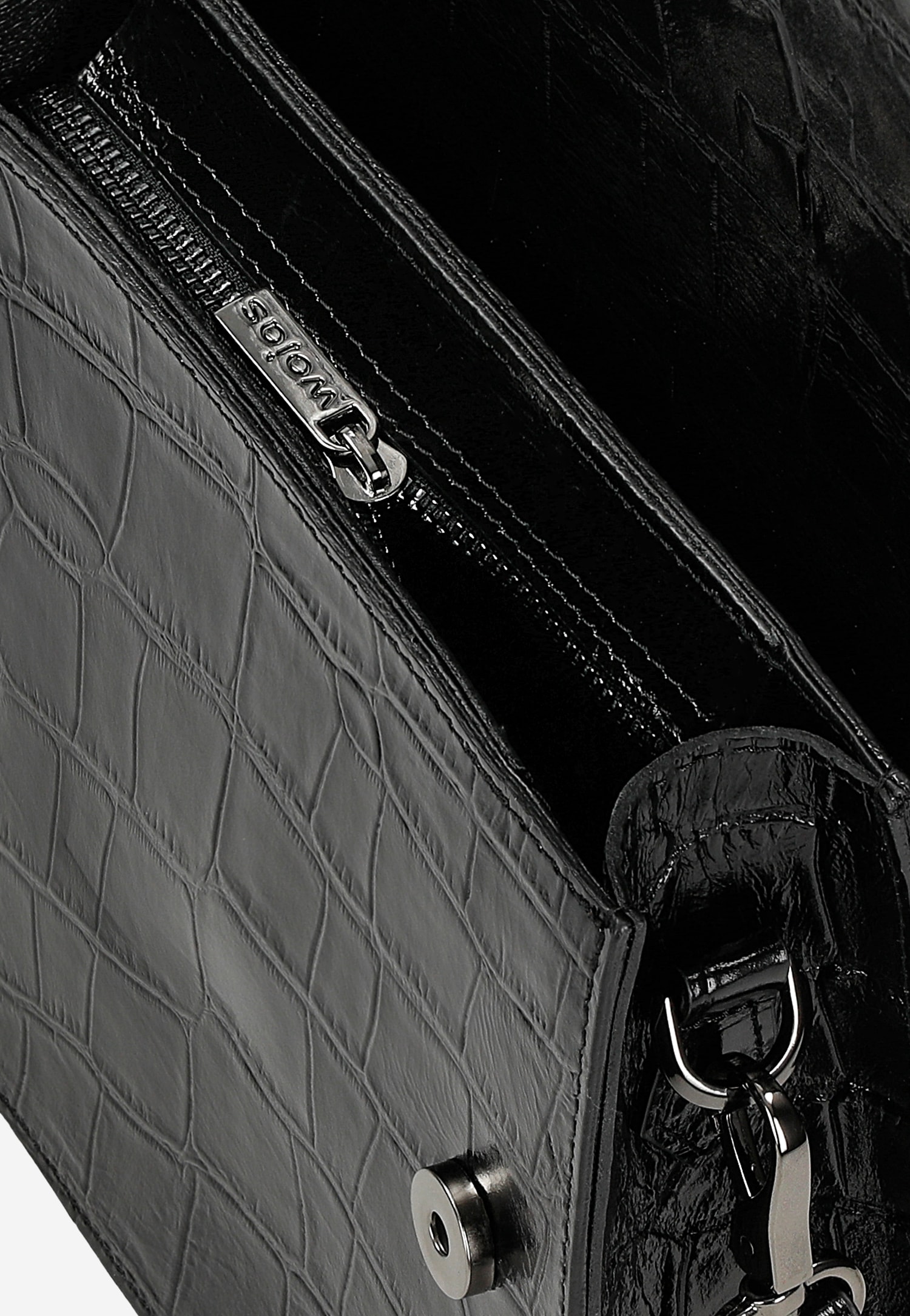 Czarny lakierowany kuferek z teksturą