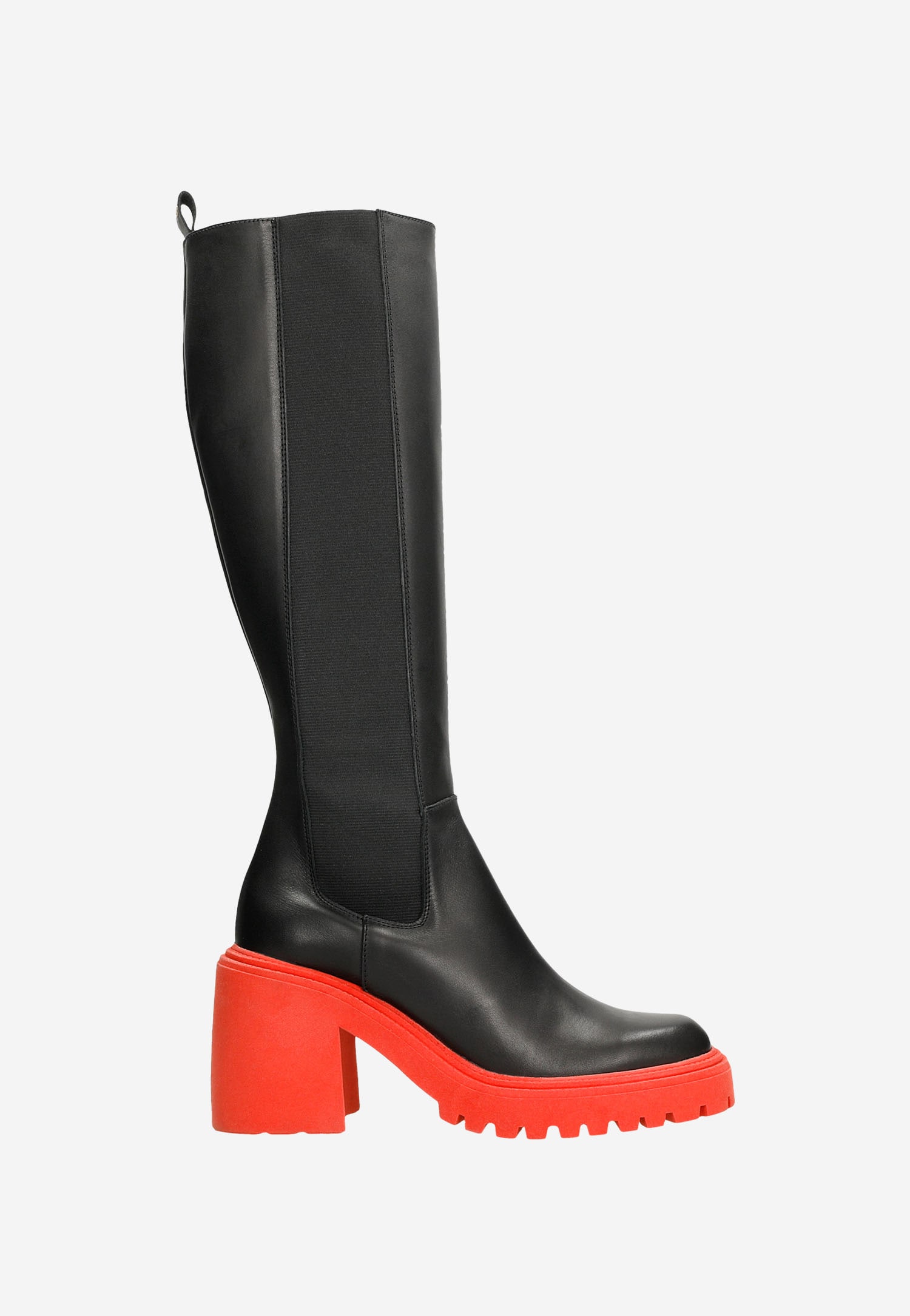 Czarne skórzane sztyblety w formie kozaków na obcasie