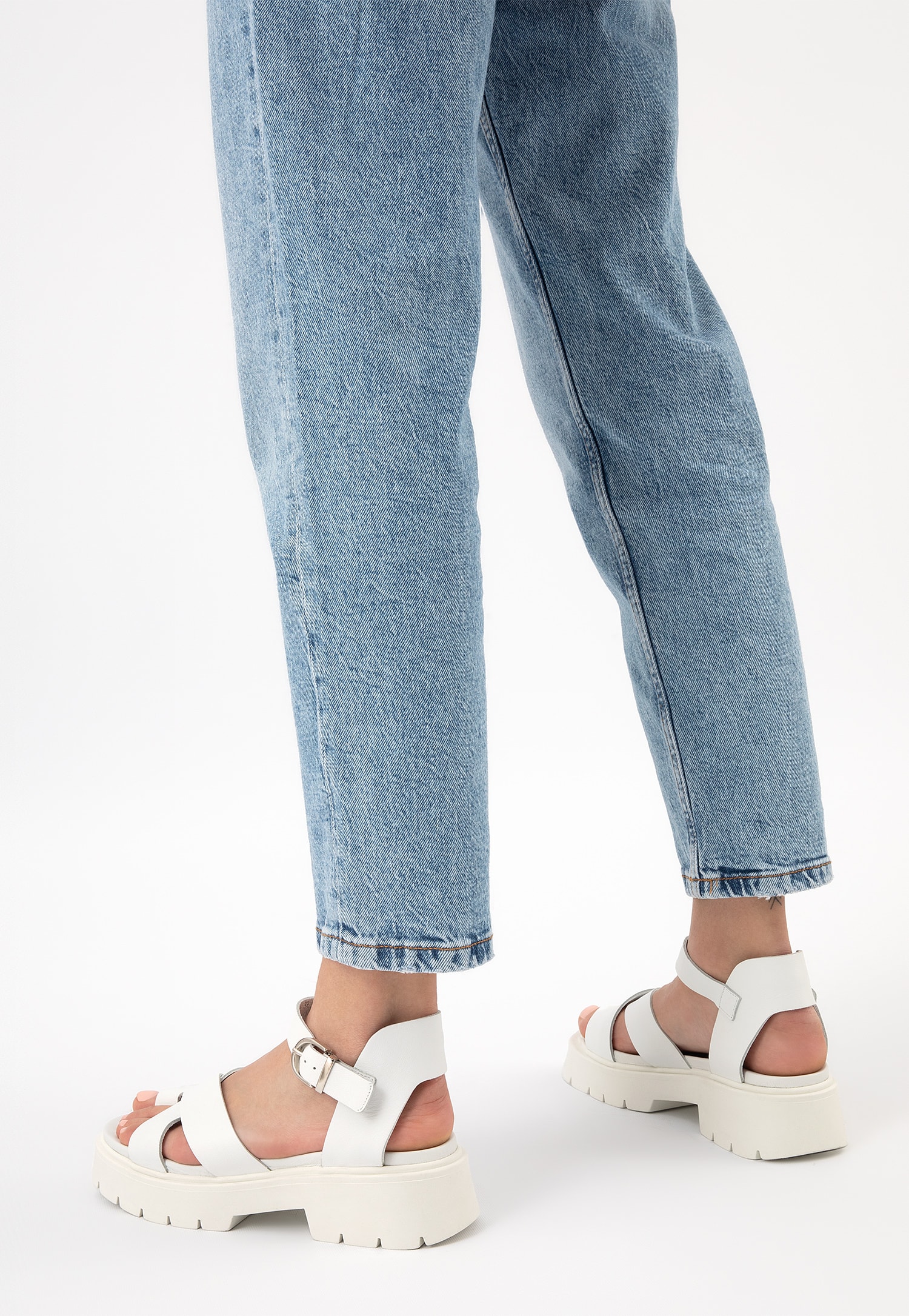 Czarne masywne sandały damskie z szerokimi paskami