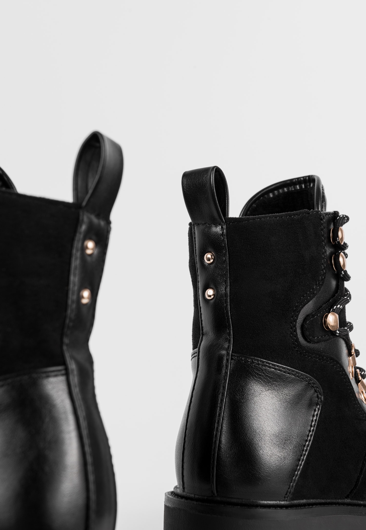 WJS czarne trzewiki damskie ze złotymi elementami