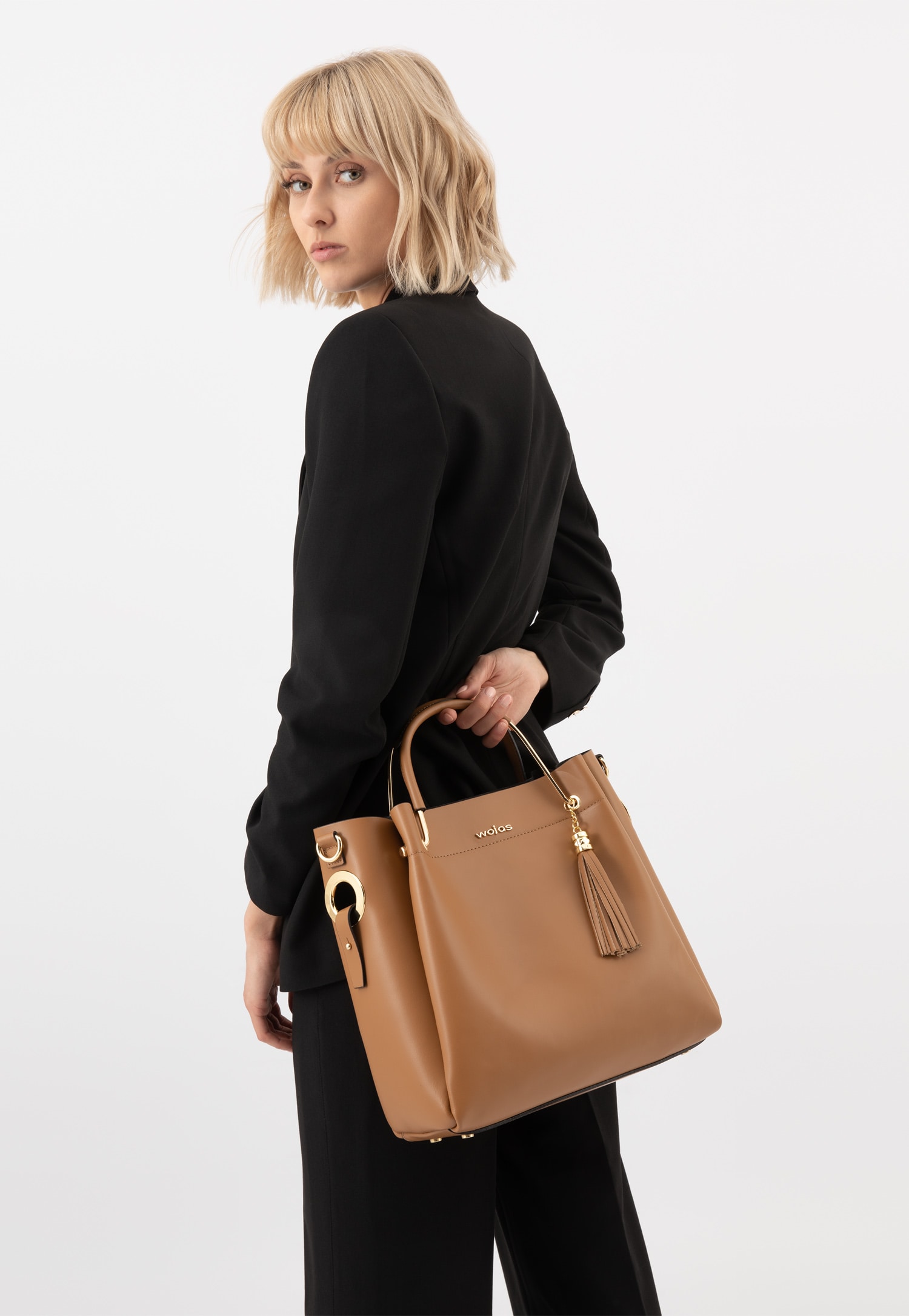 Jasnobrązowa torebka kuferek z ozdobnym frędzelkiem