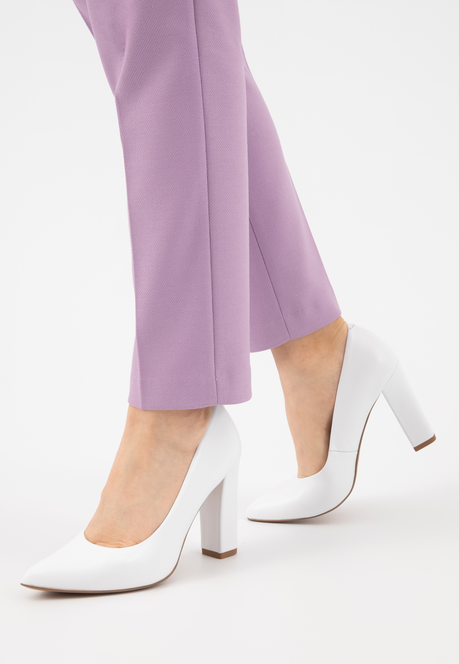 Beżowe eleganckie czółenka damskie z lakierowanej skóry