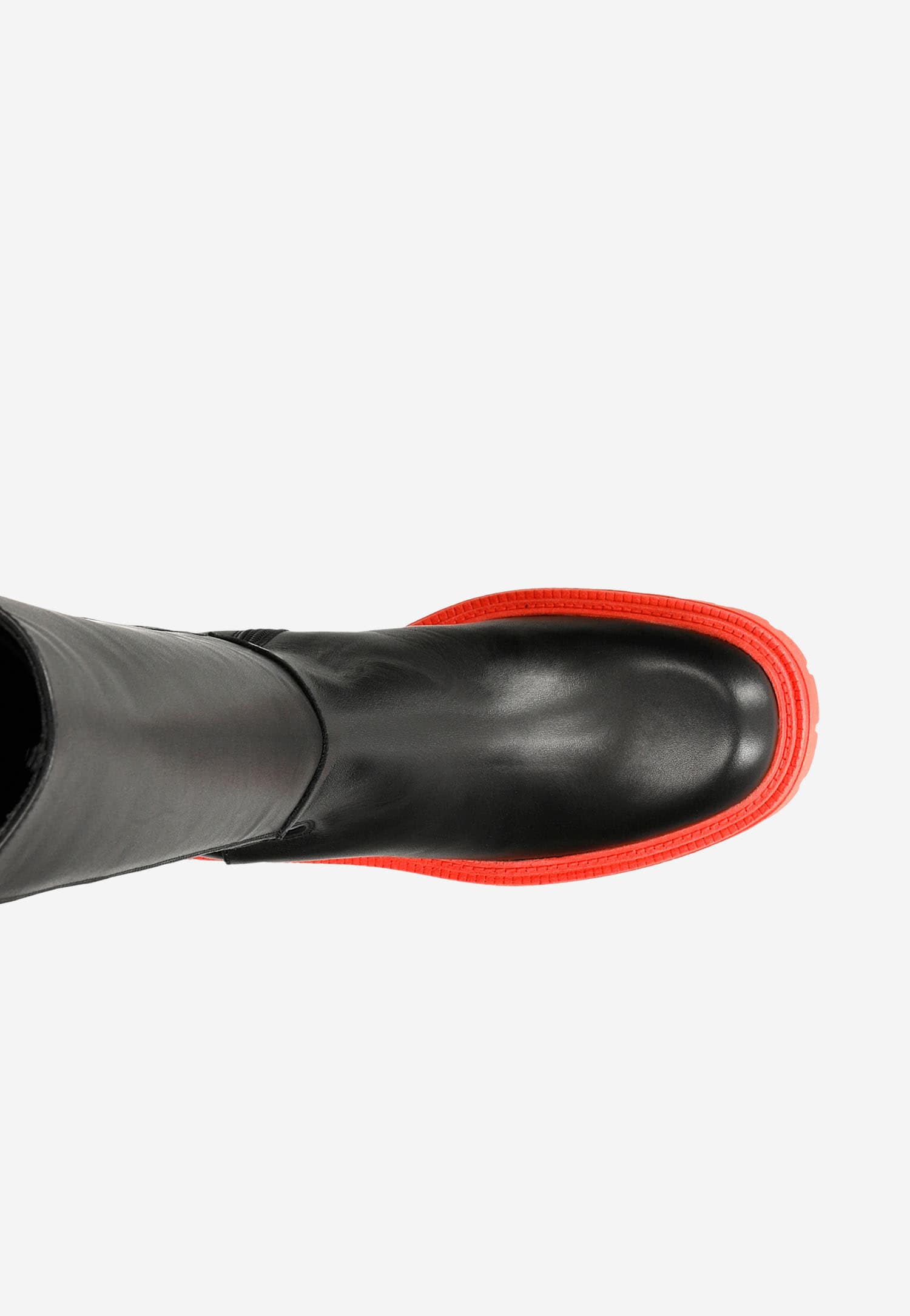 Czarne skórzane sztyblety w formie kozaków na obcasie