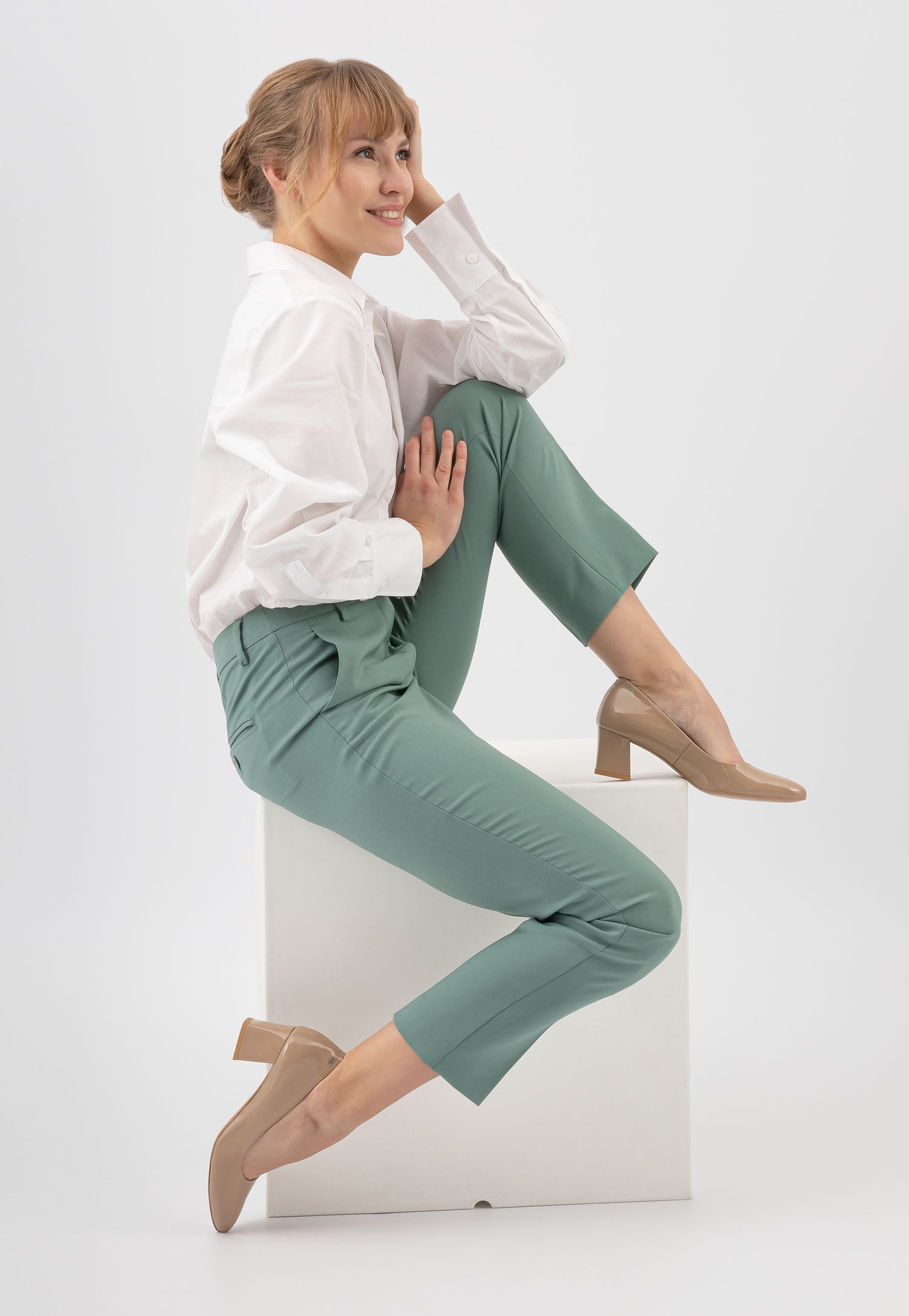 Beżowe lakierowane czółenka damskie na obcasie