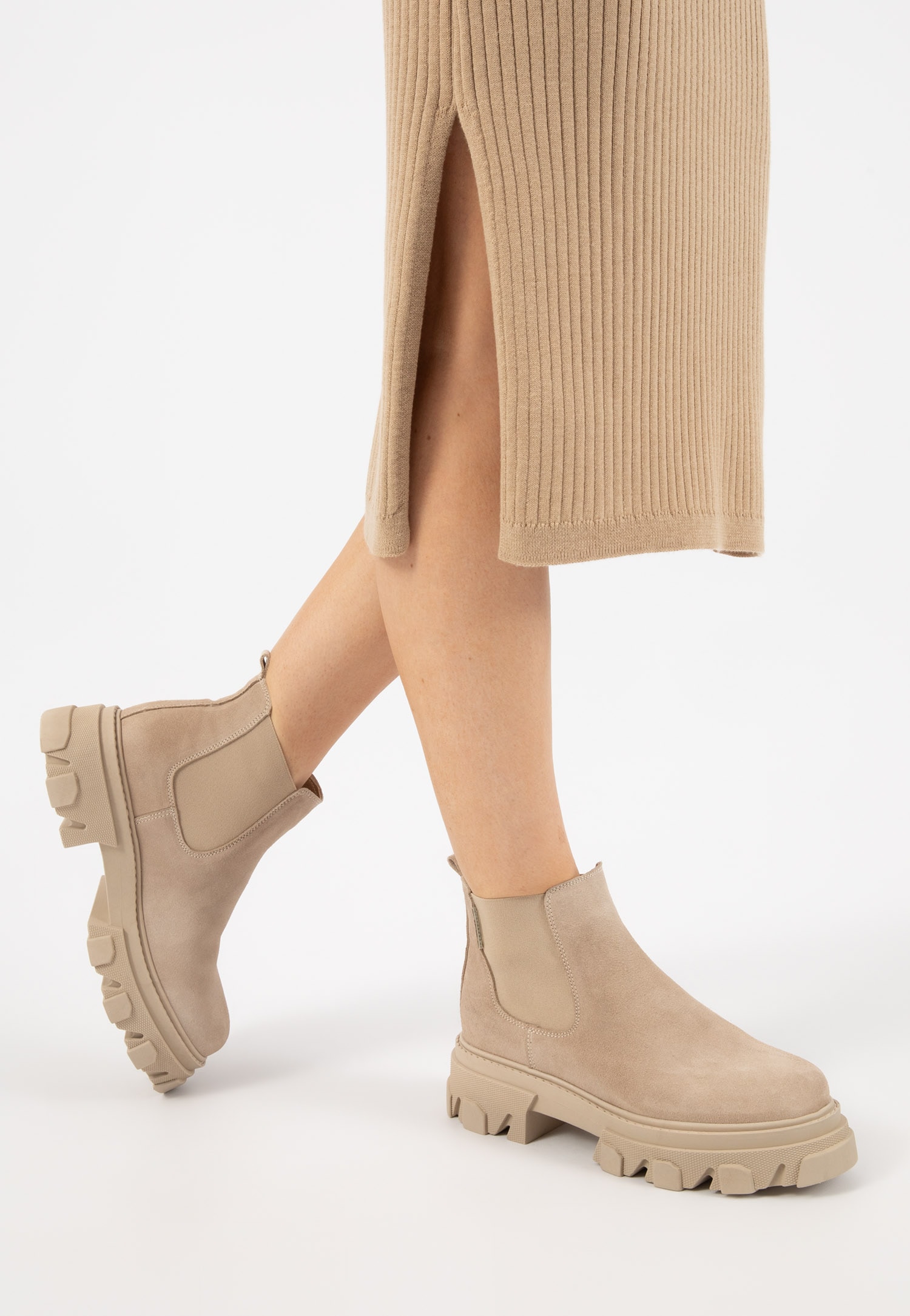 Beżowe botki damskie typu sztyblety z ciekawym bieżnikiem