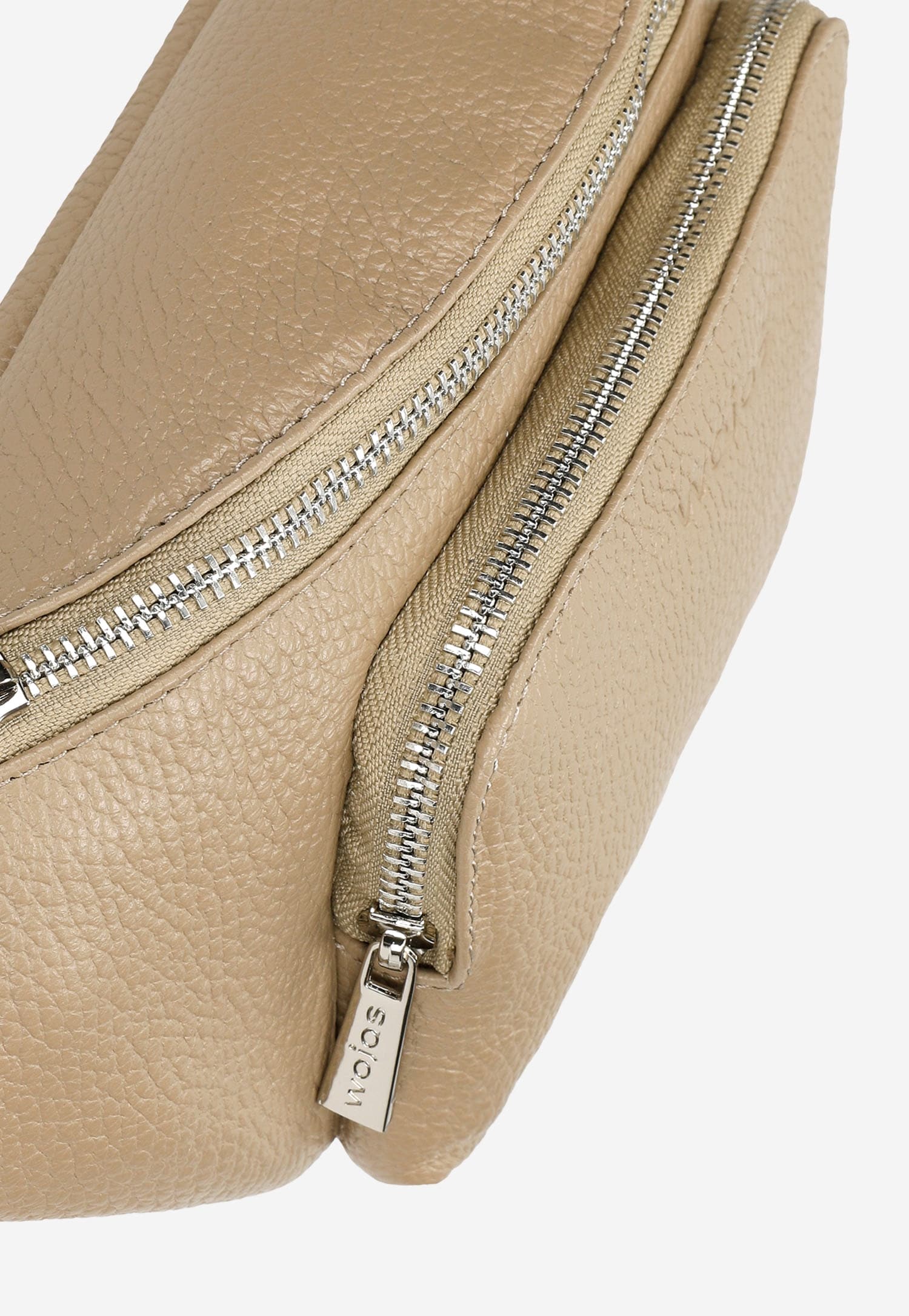 Skórzana nerka w ciemnobeżowej odsłonie