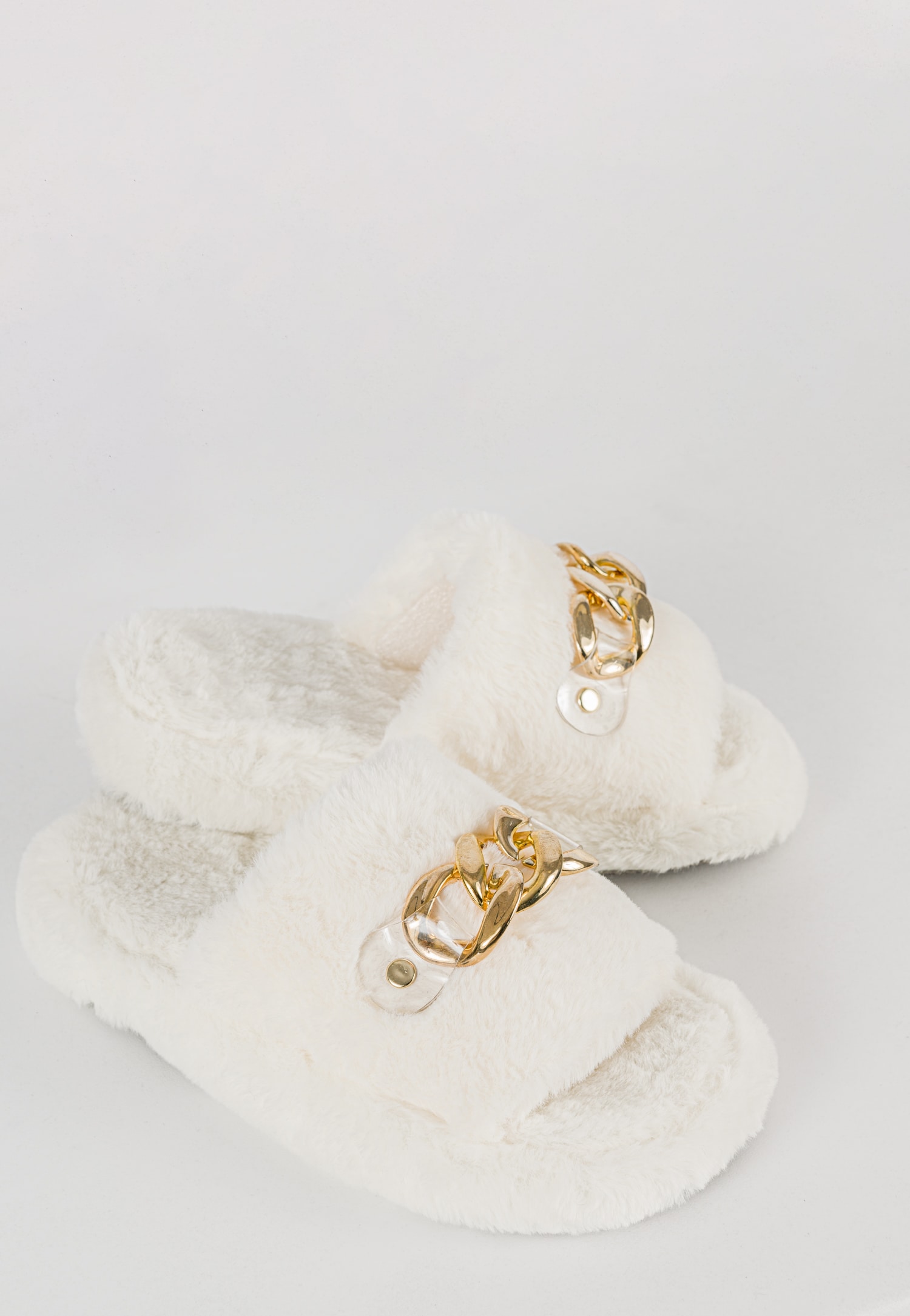 WJS puchate białe kapcie damskie