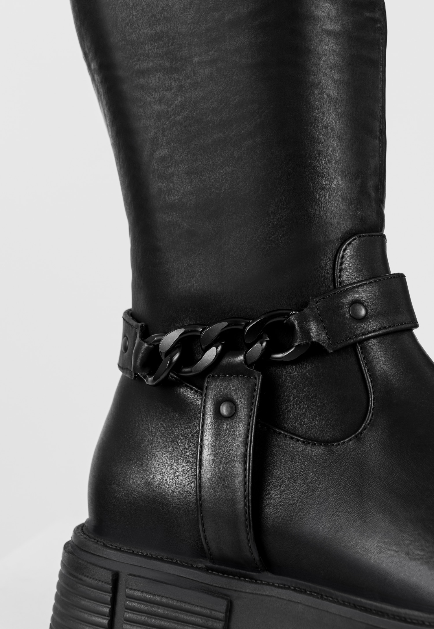 WJS czarne płaskie kozaki damskie z łańcuchem