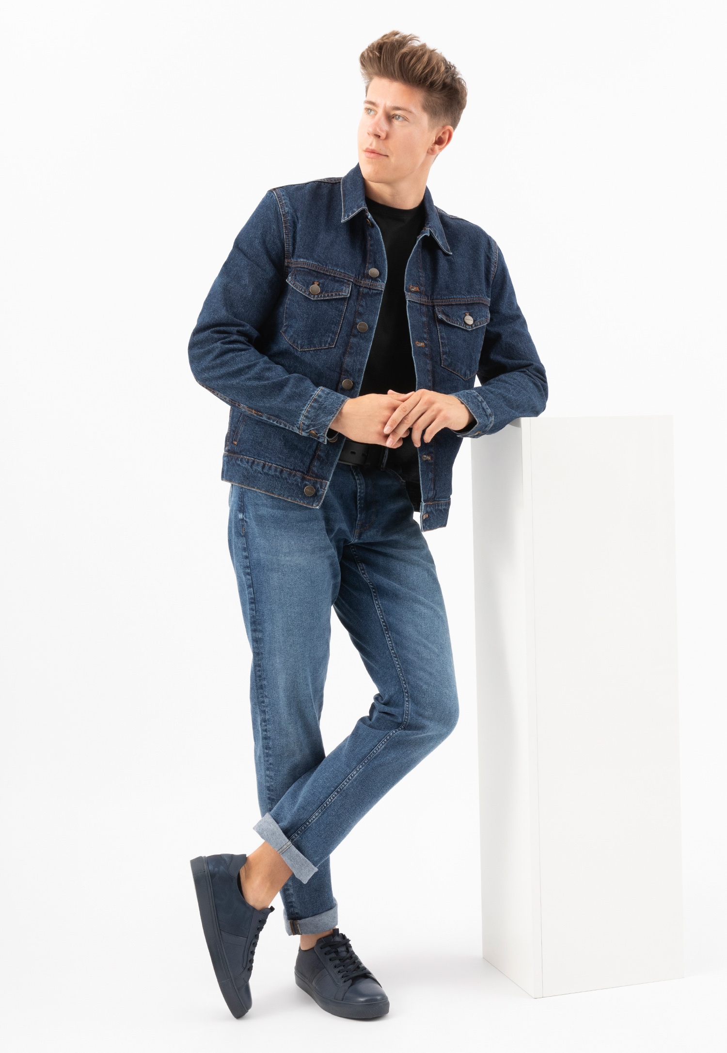 Granatowe trampki męskie z ciekawym efektem na skórze