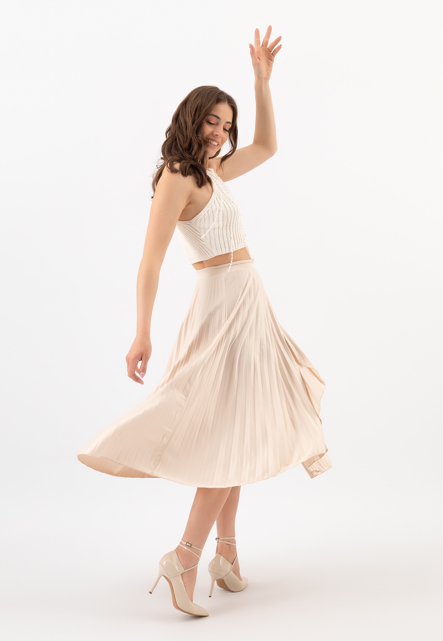 Beżowe czółenka damskie z długim paskiem oplatającym kostkę