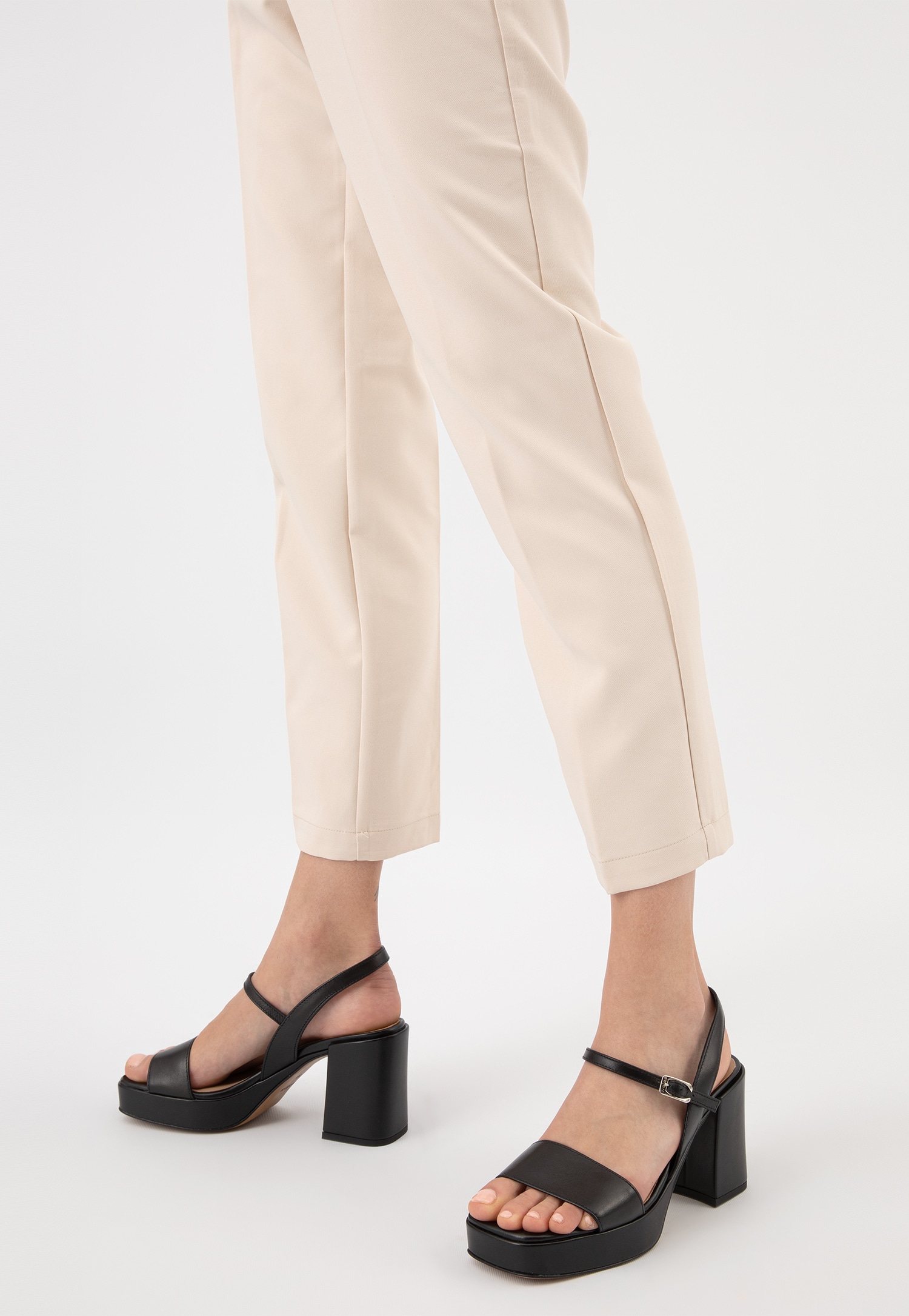 Beżowe sandały damskie z odkrytą piętą na szerokim słupku