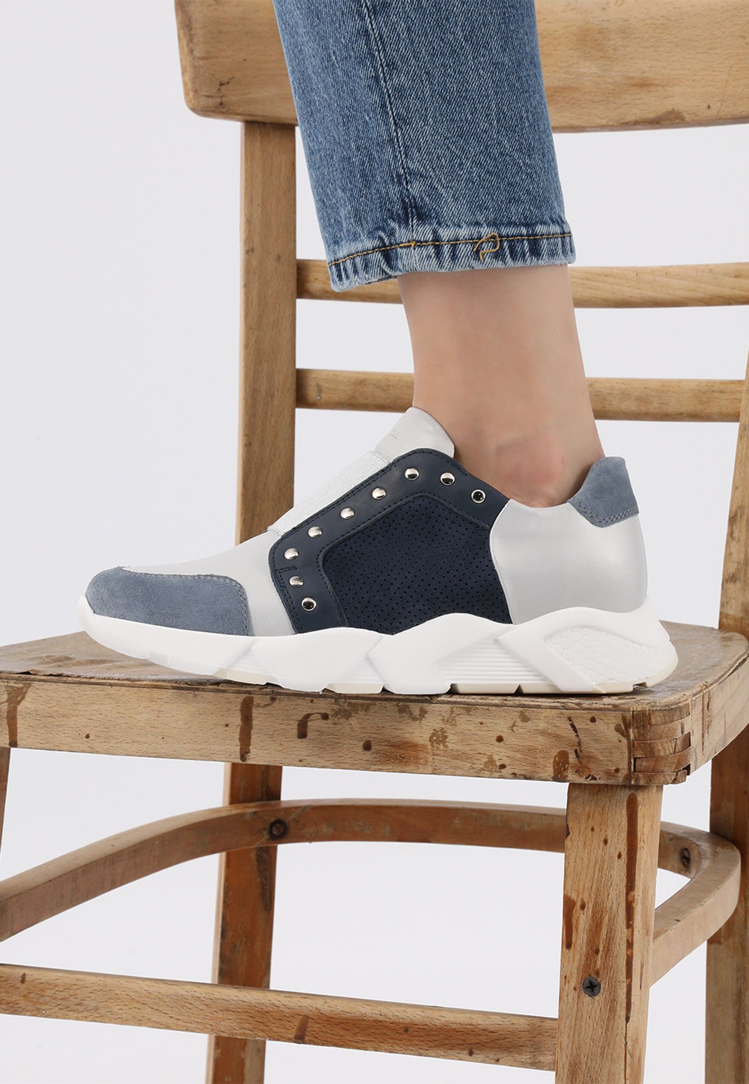 Wsuwane sneakersy damskie w kolorze niebiesko-srebrnym z nitami