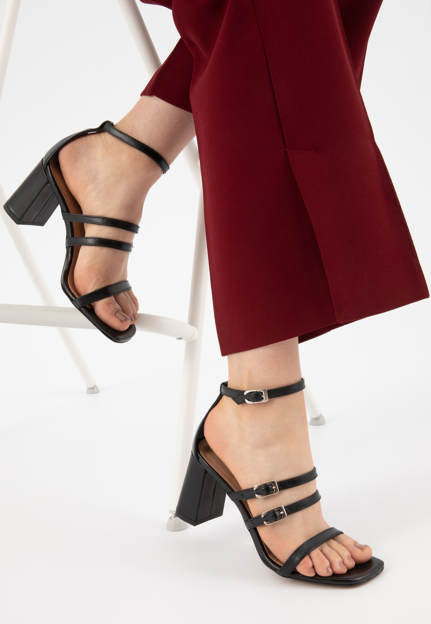 Uniwersalne czarne sandały damskie na obcasie