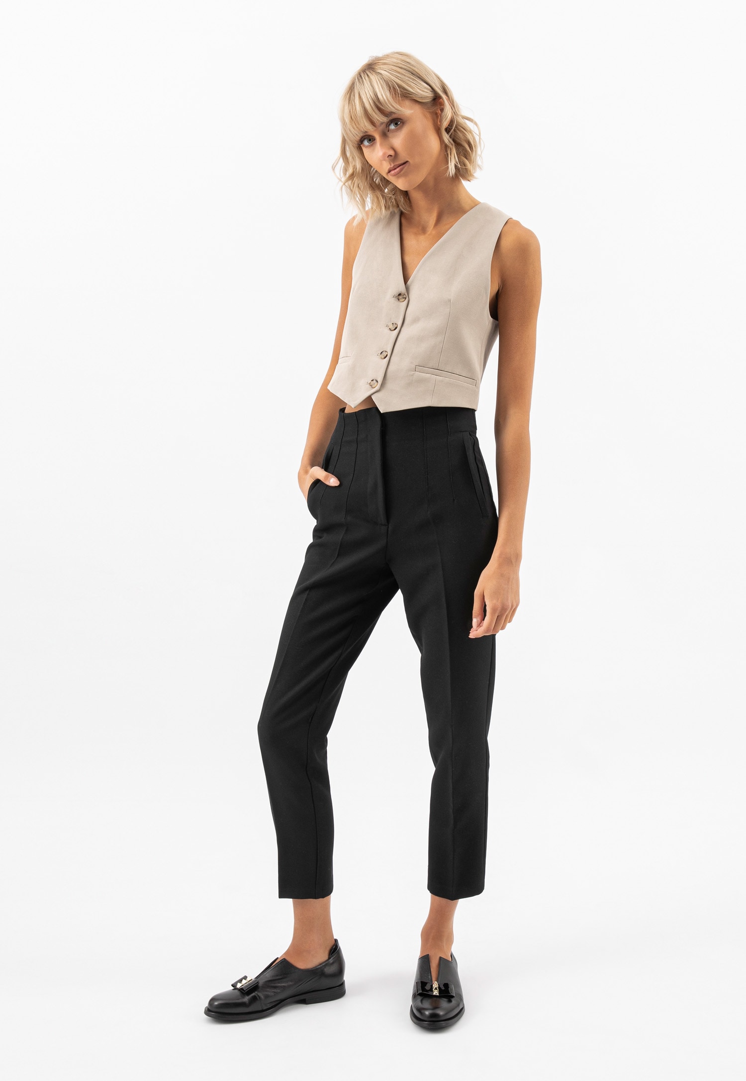 Czarne wsuwane półbuty damskie z oryginalną ozdobą