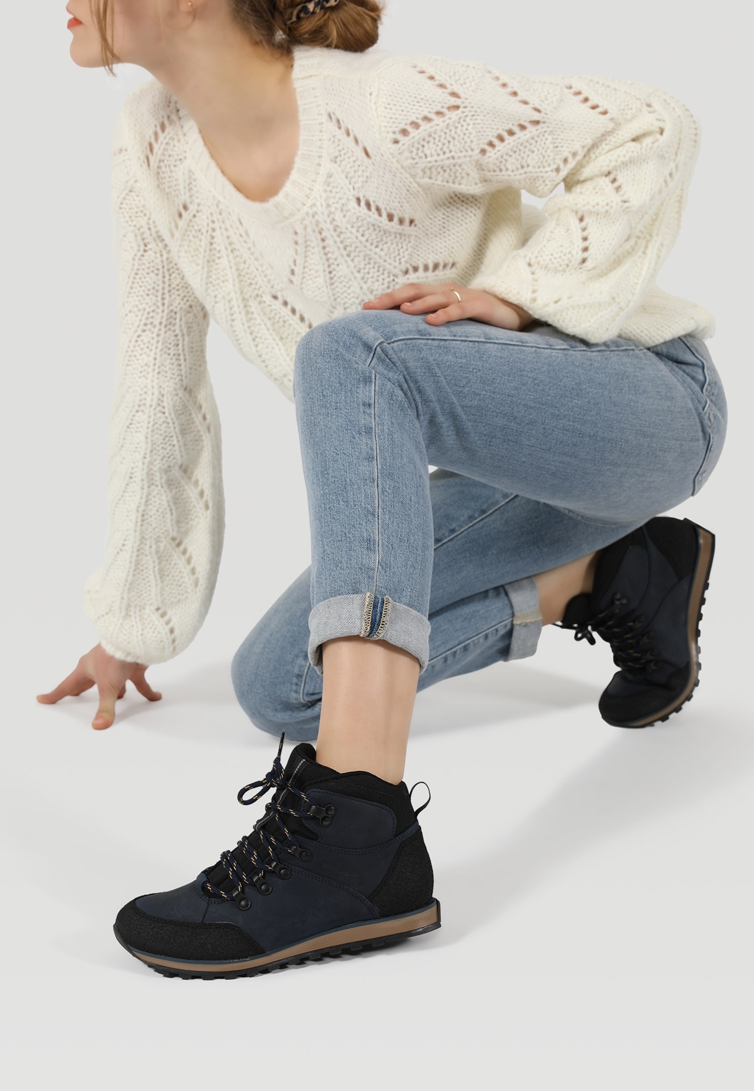 Czarno-amarantowe wysokie trekkingi damskie