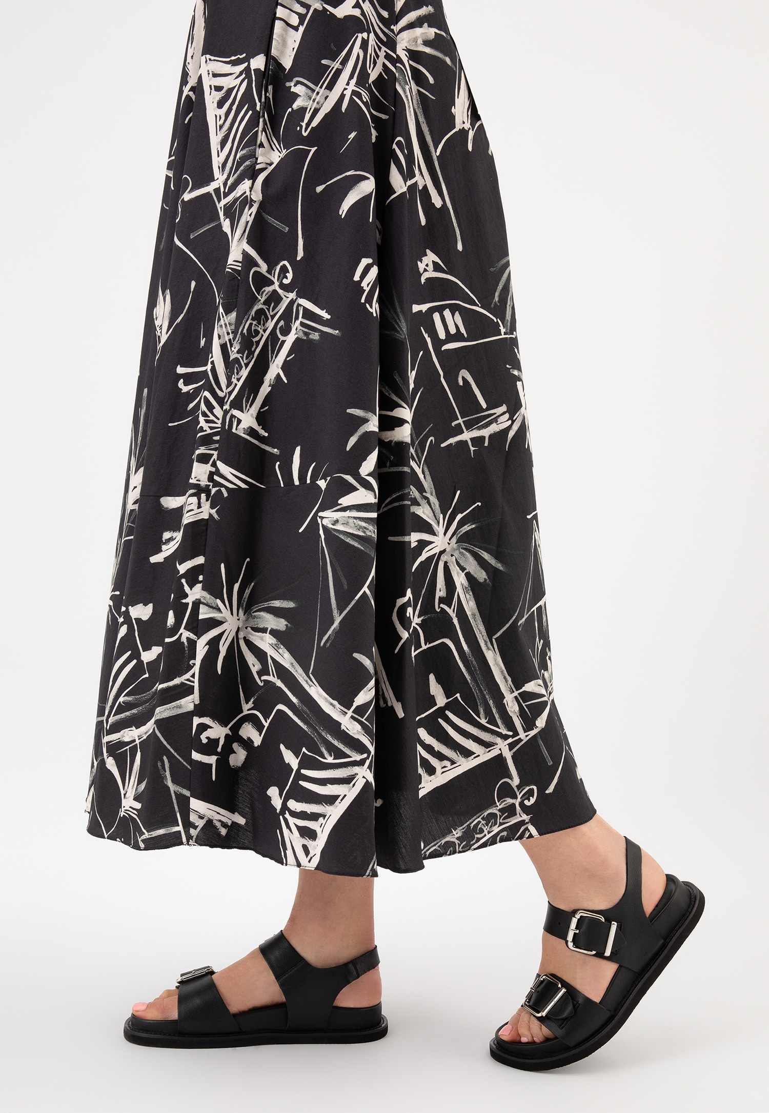 Czarne skórzane sandały damskie ze srebrnymi klamrami