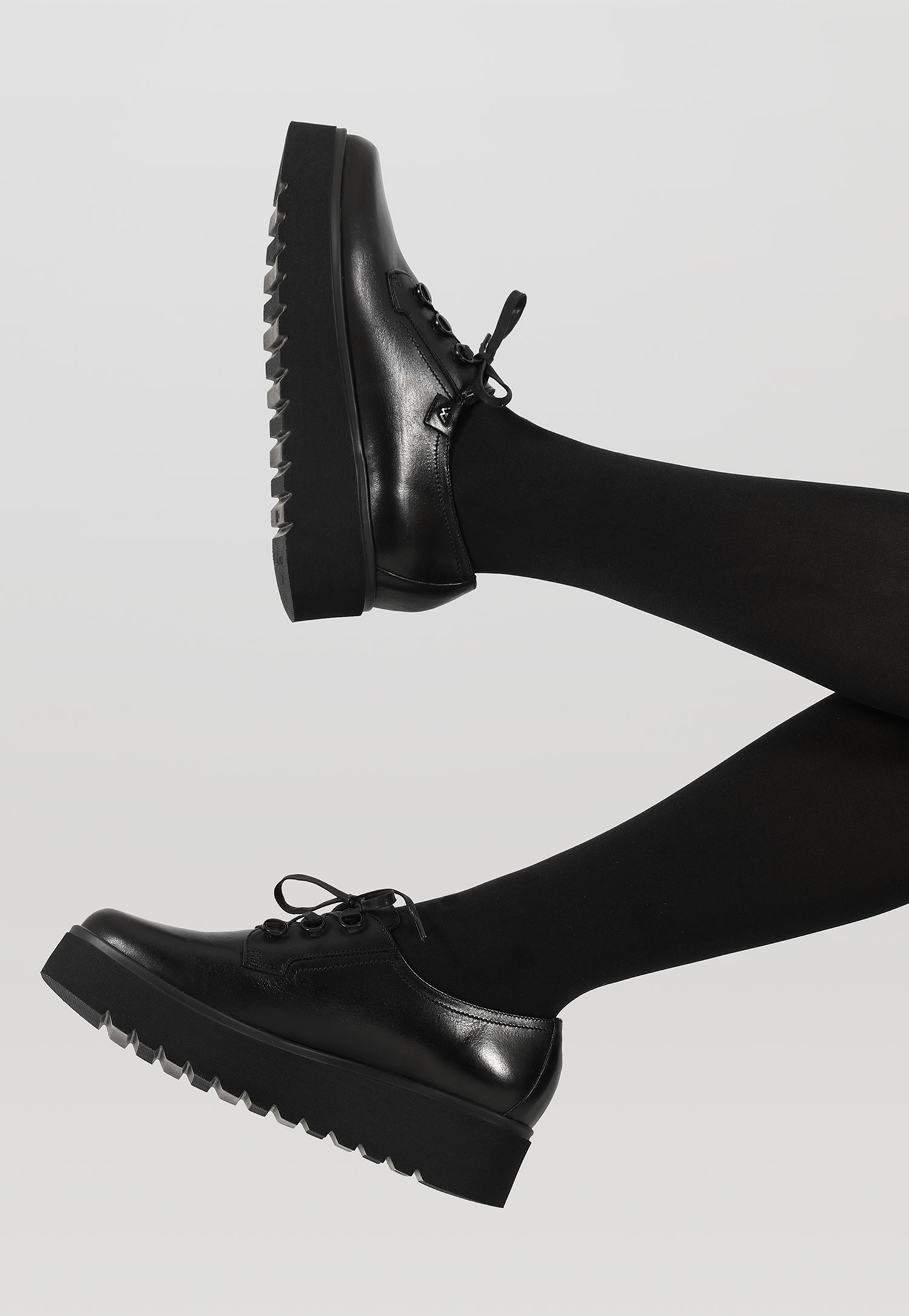 Czarne sznurowane półbuty damskie na wysokiej platformie