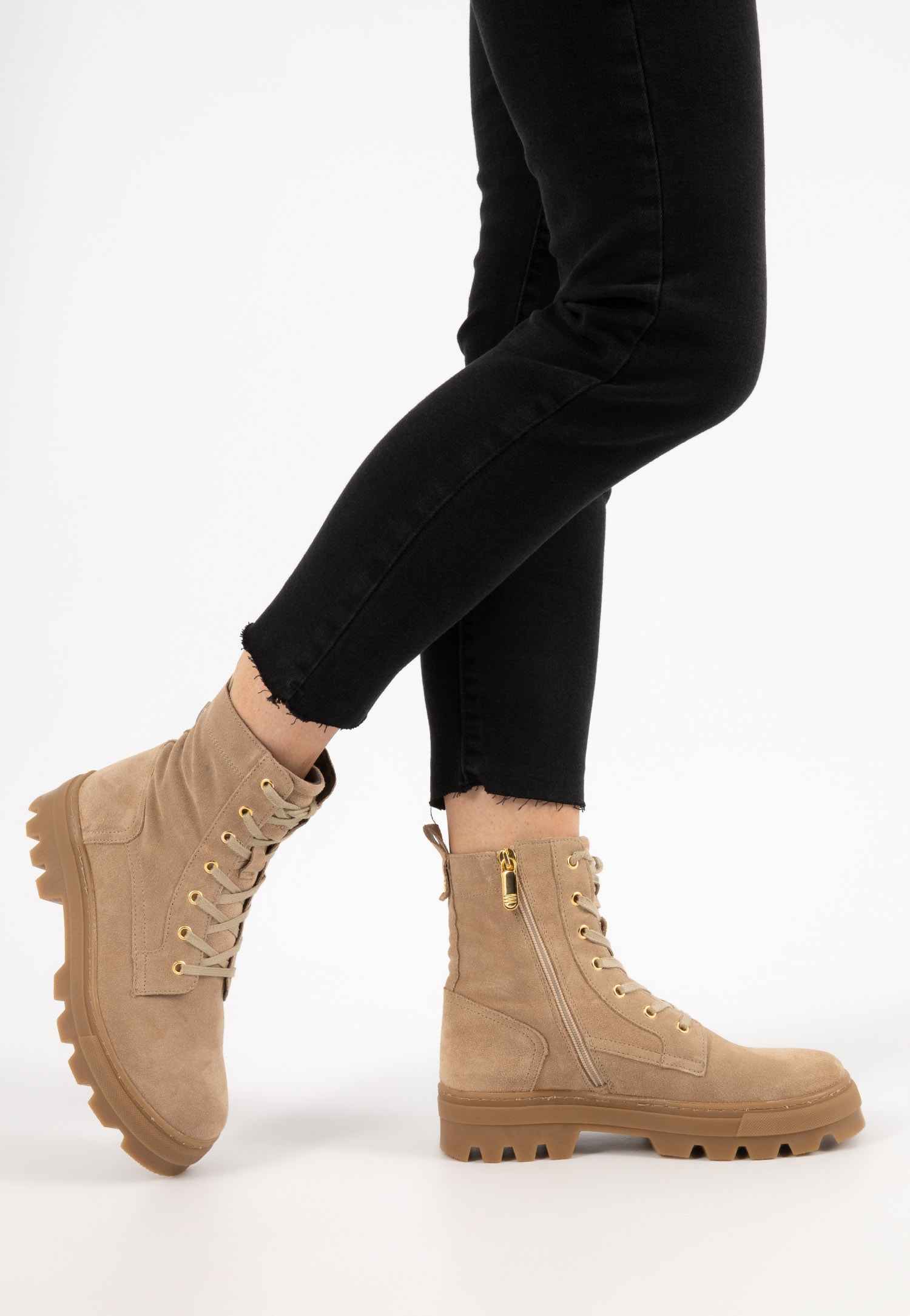 Beżowe trzewiki damskie z dwoiny welurowej na grubej podeszwie