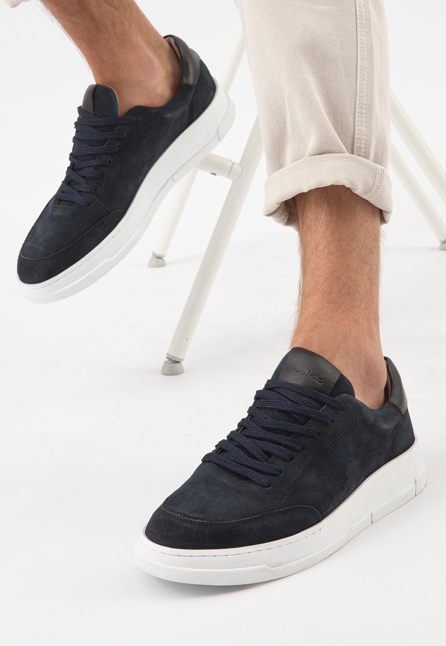 Granatowe półbuty męskie typu trampki z białą podeszwą