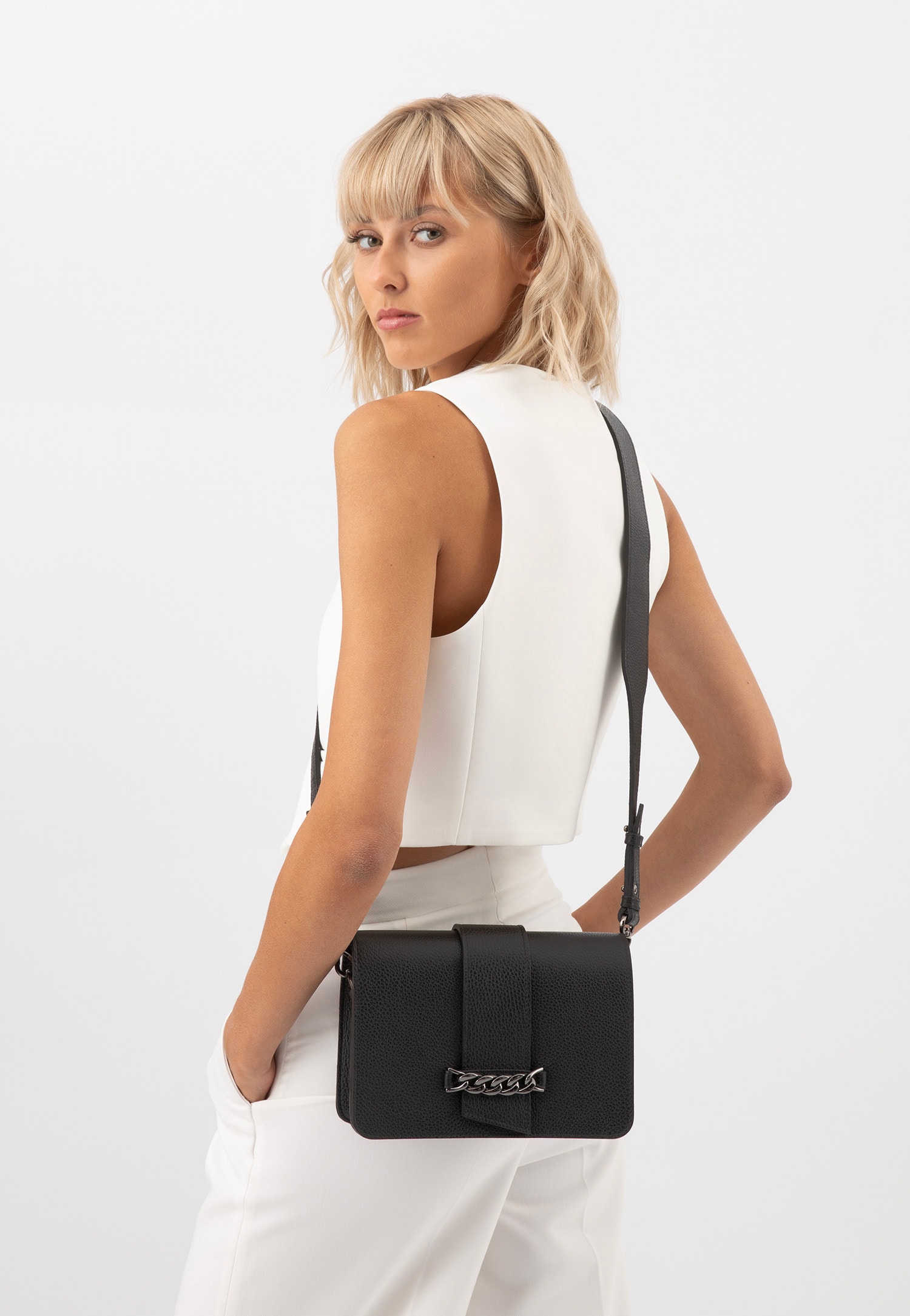 Elegancka czarna torebka damska z tłoczeniem