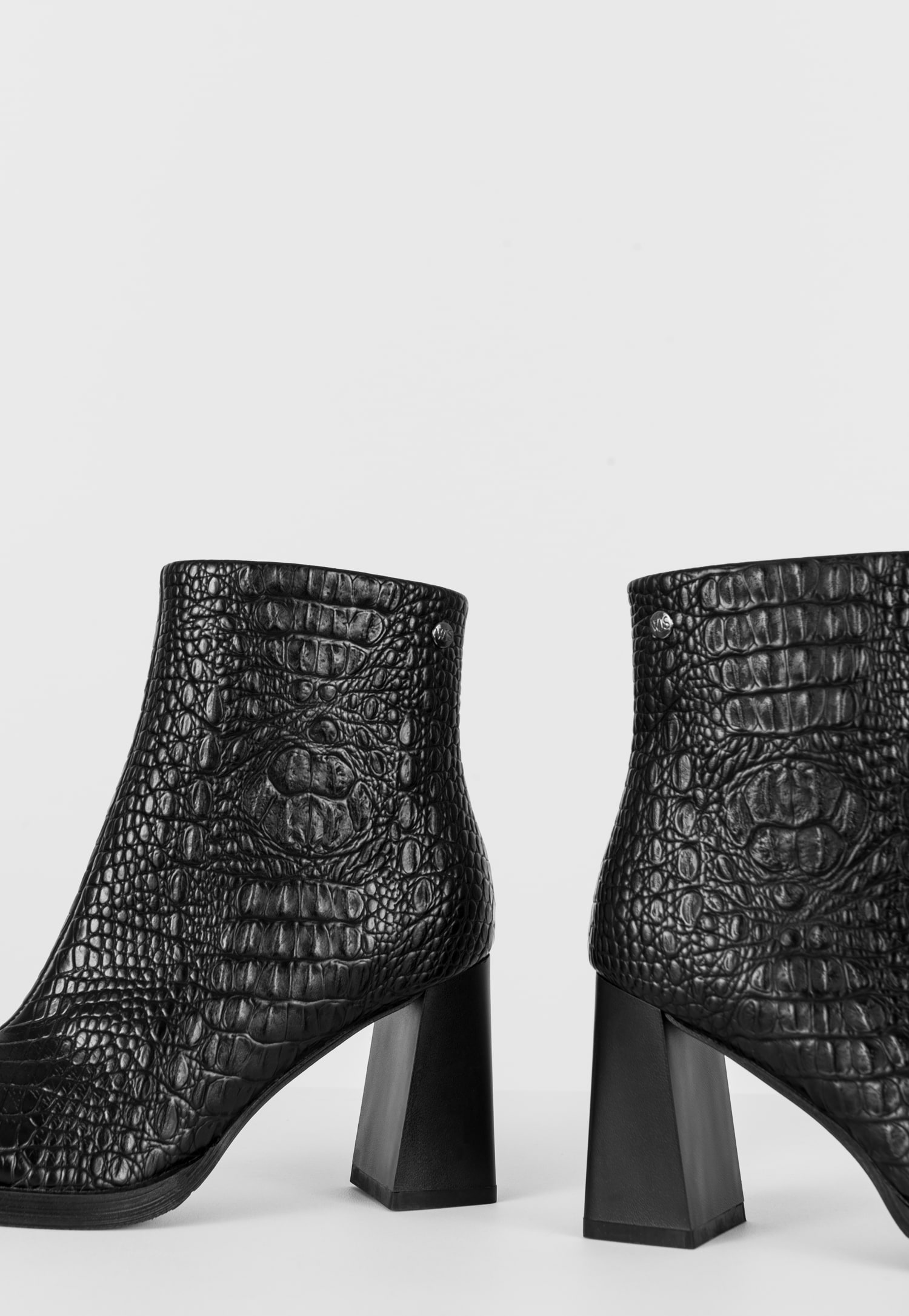 WJS czarne krokodylowe botki damskie na obcasie