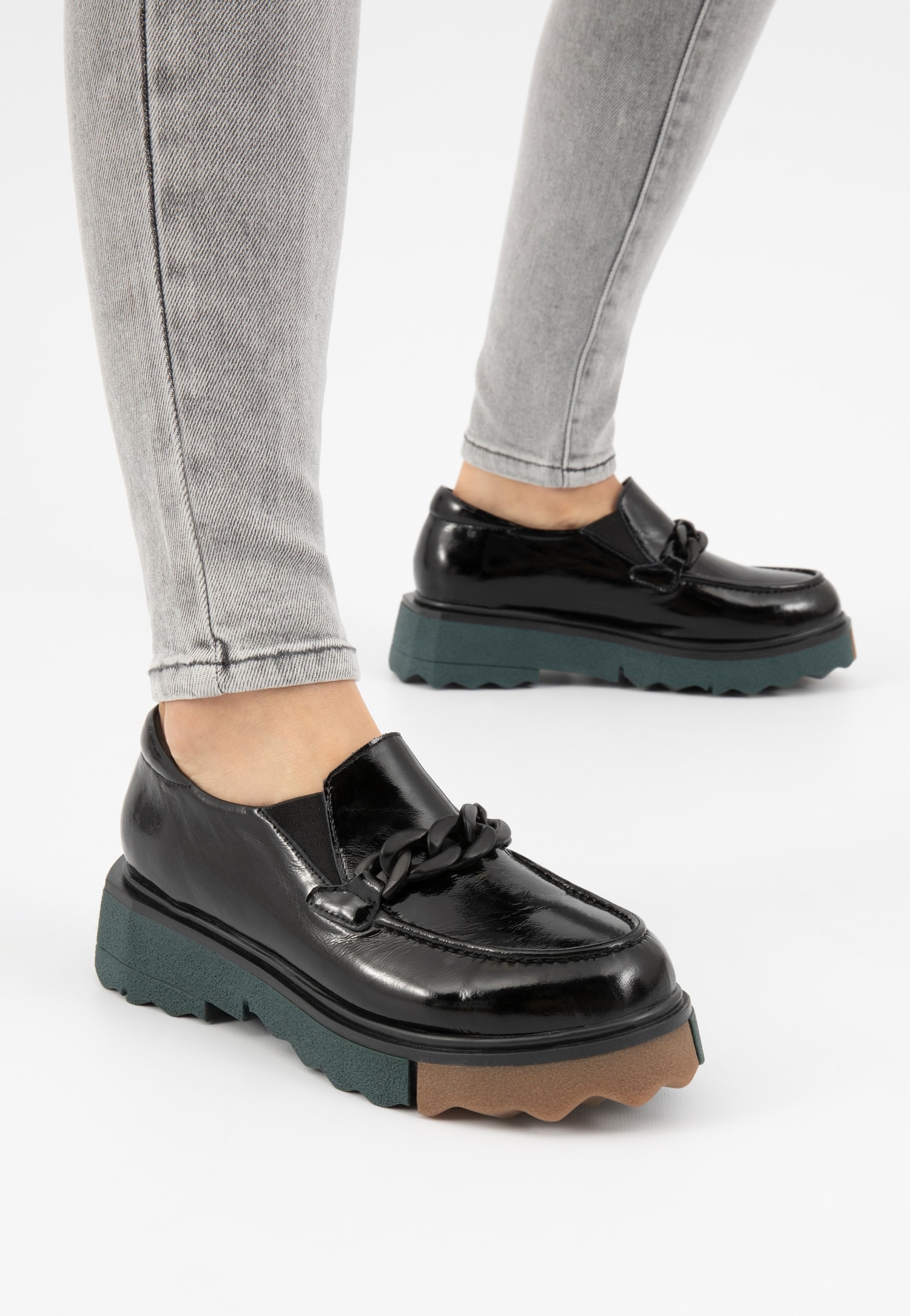 Oryginalne czarne mokasyny damskie z kolorową podeszwą