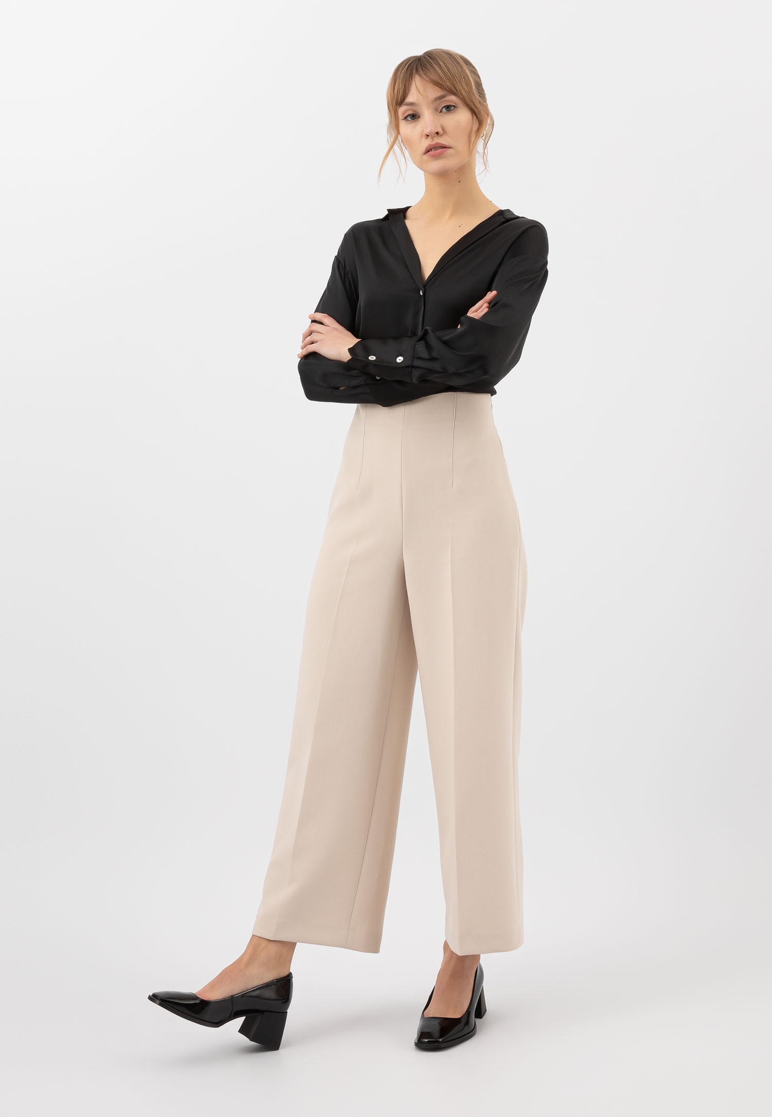 Czarne lakierowane czółenka damskie na oryginalnym obcasie