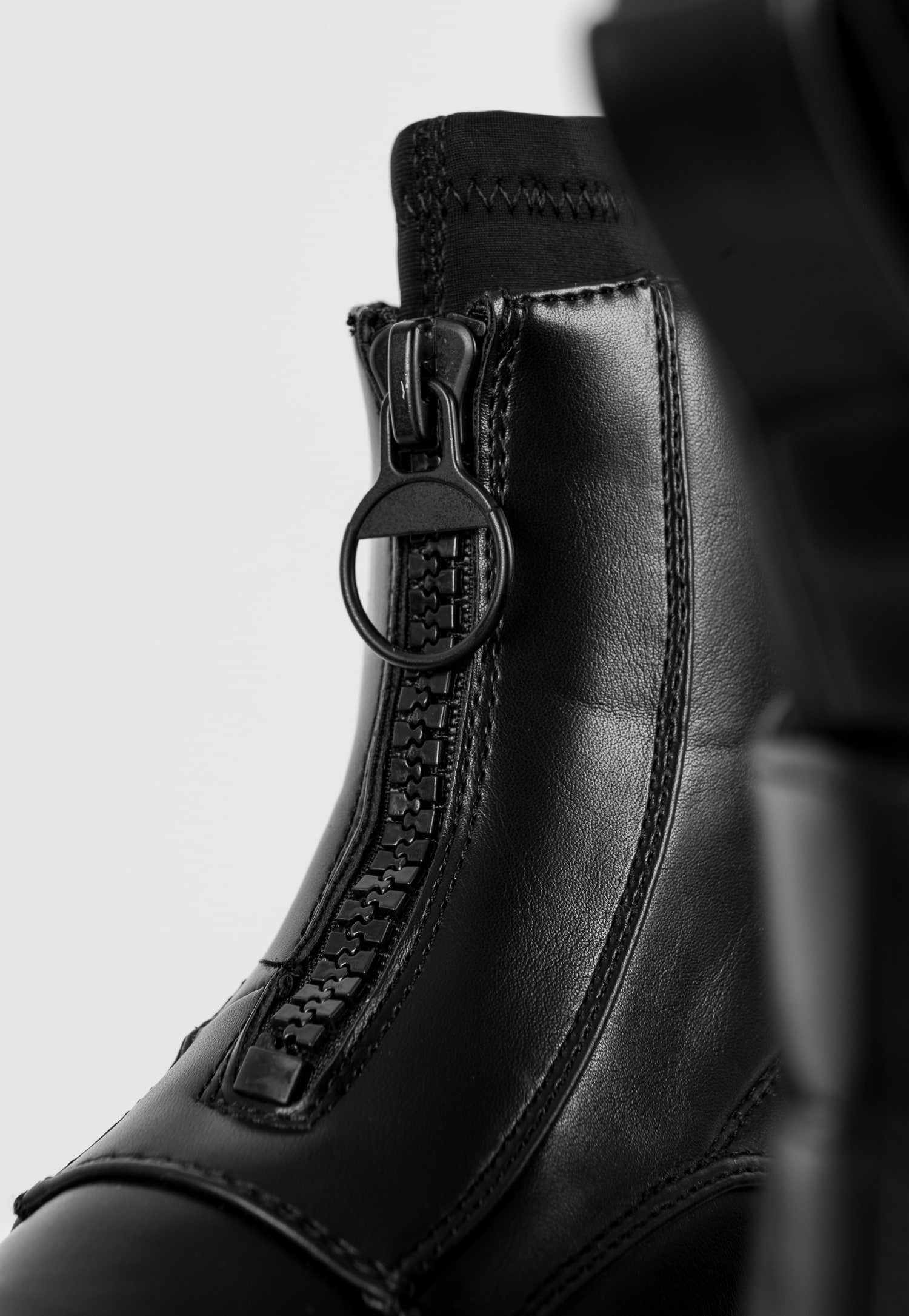 WJS czarne botki z zamkiem z przodu