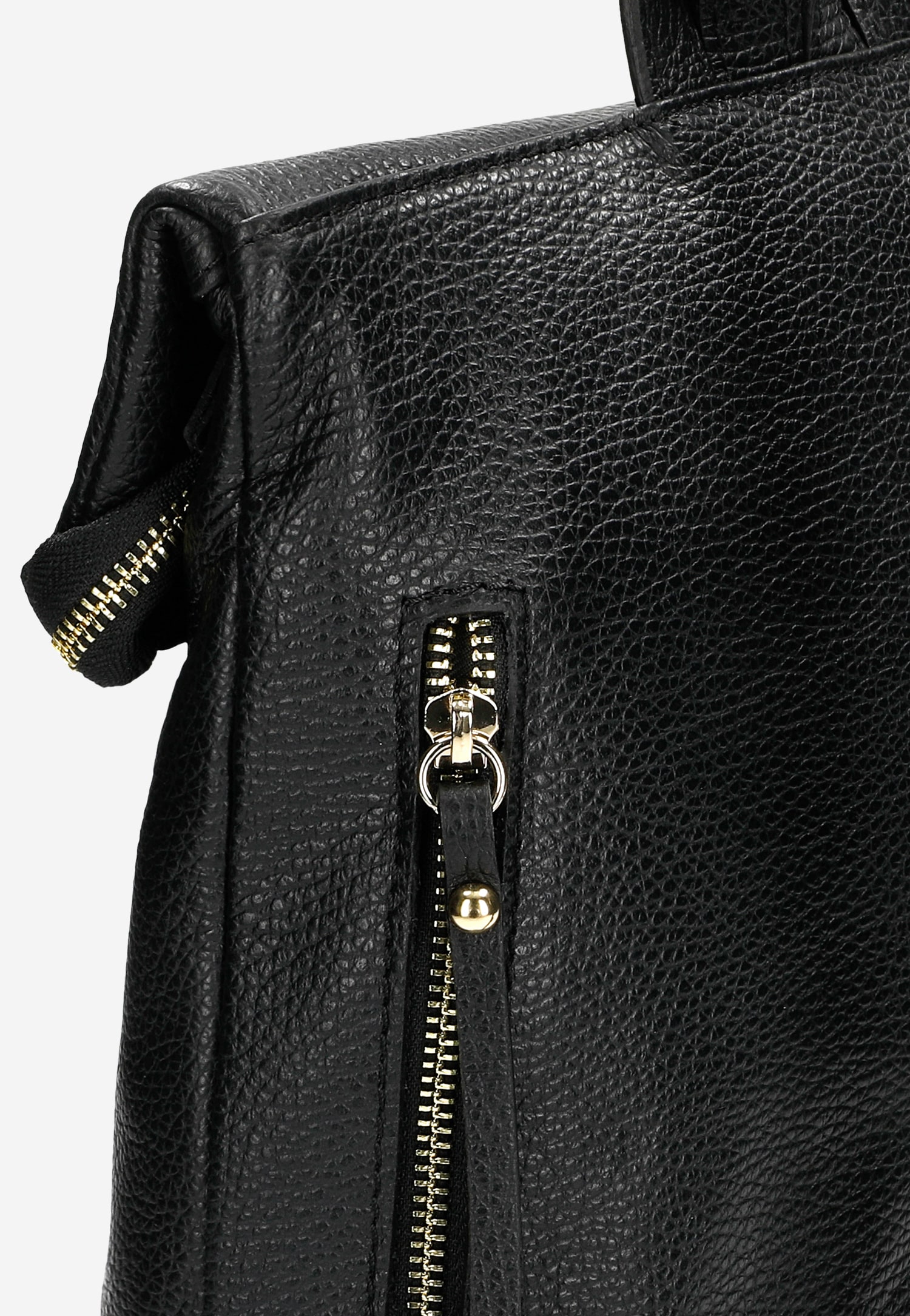 Czarny skórzany plecak damski ze złotymi, metalowymi elementami