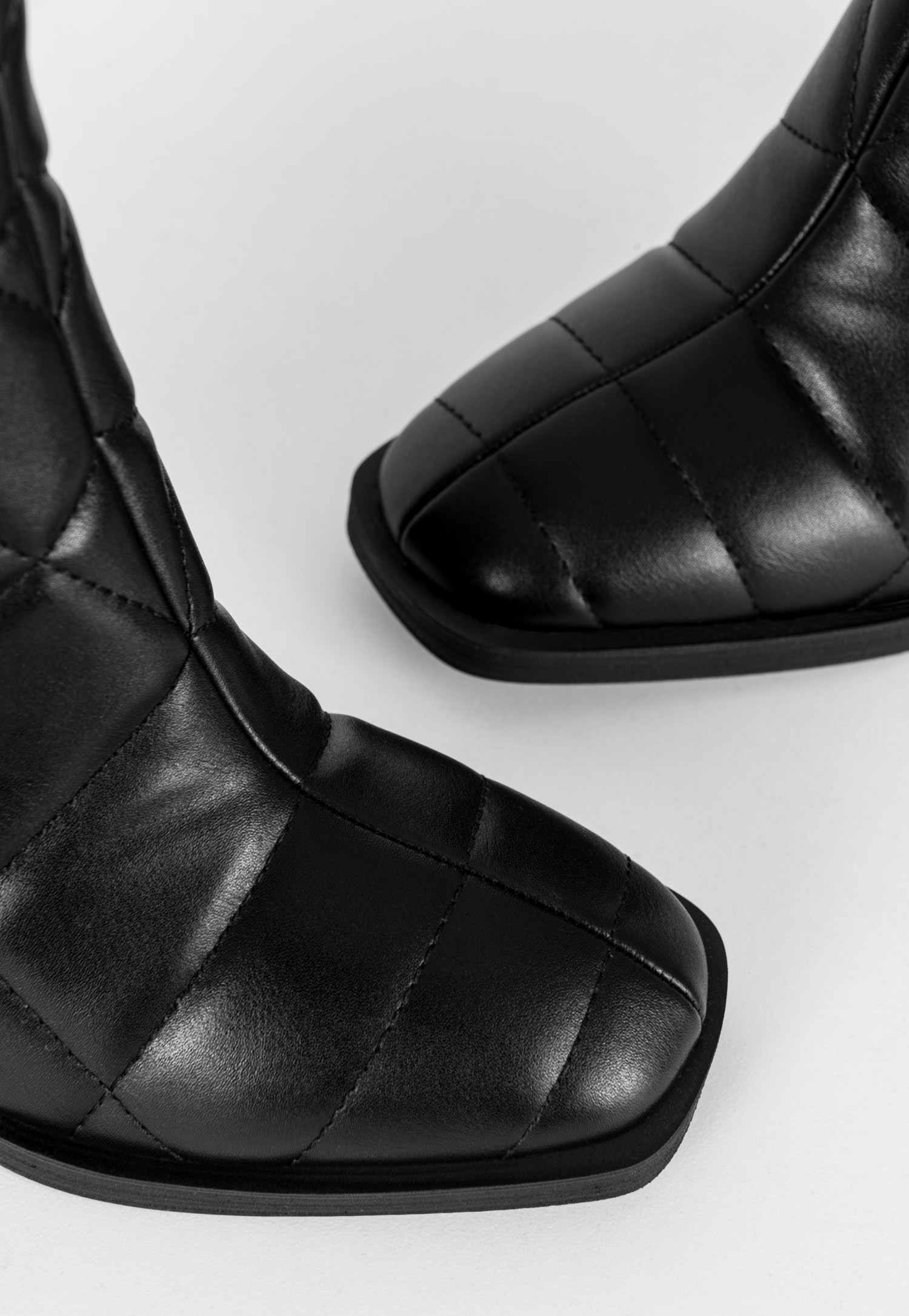 WJS czarne pikowane botki na obcasie